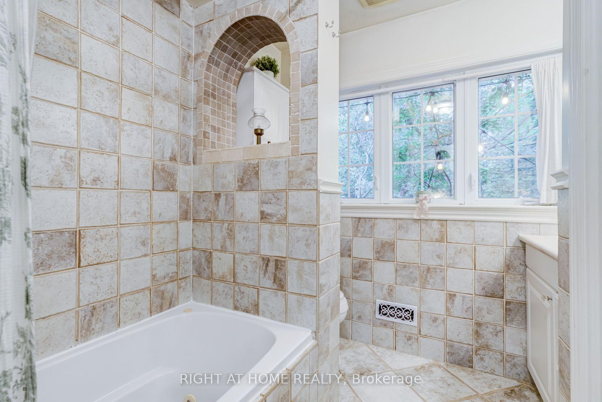 Photo 10 of 1627 Rometown Drive, Mississauga, Lakeview — HOMEH