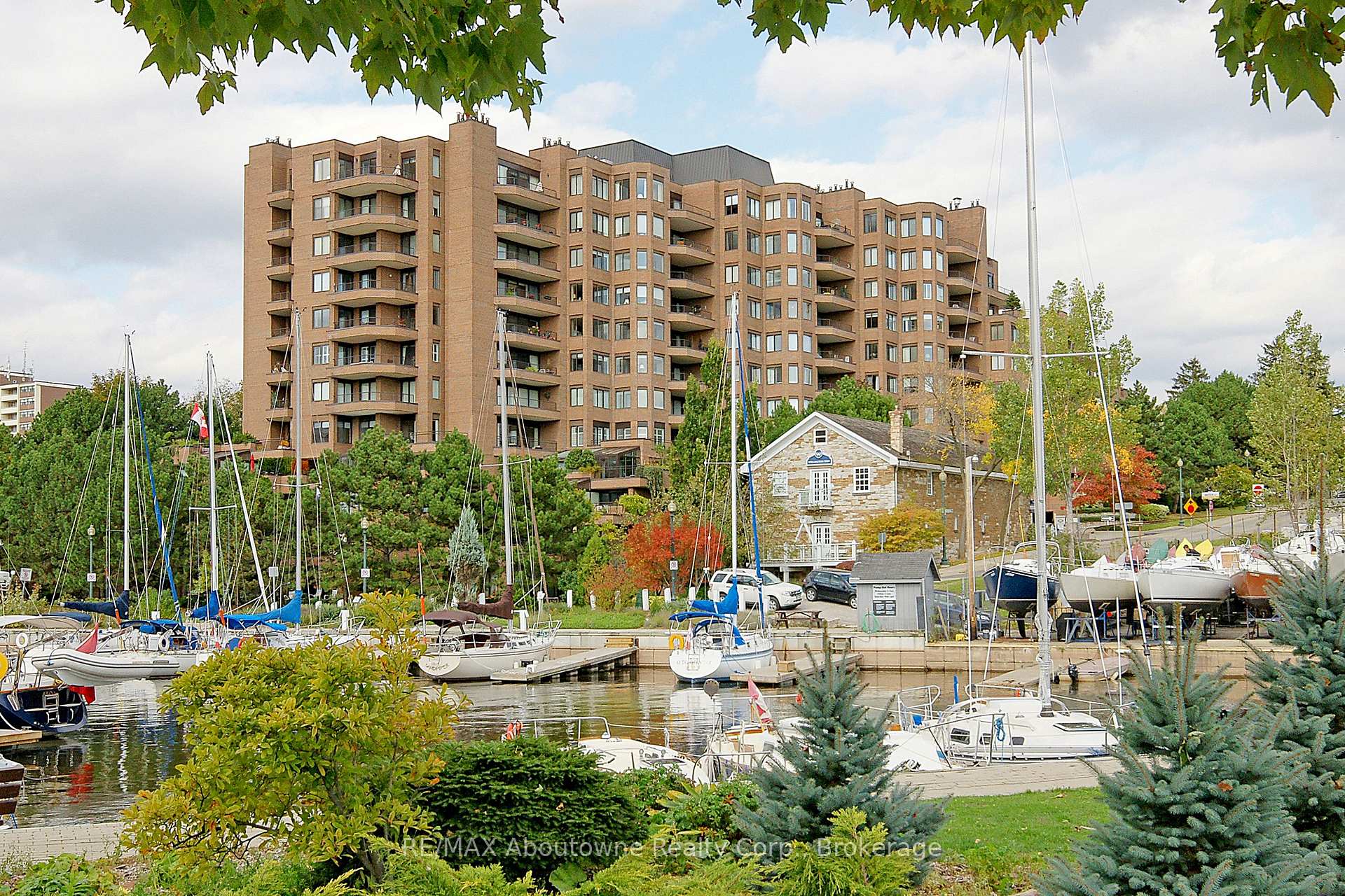 Photo 1 of Unit 1105, 100 Lakeshore Road E, Oakville, Old Oakville — HOMEH