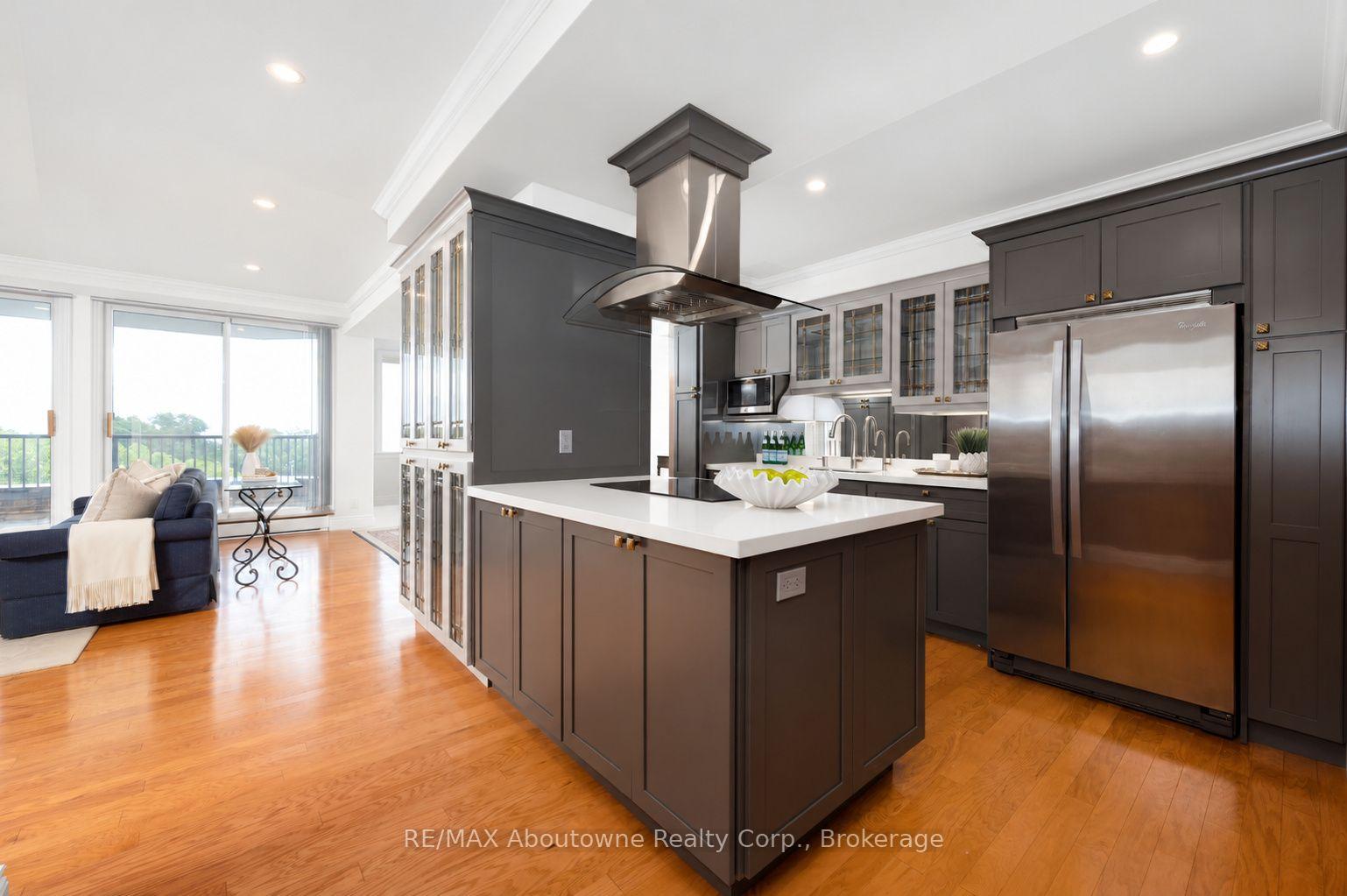 Photo 7 of Unit 1105, 100 Lakeshore Road E, Oakville, Old Oakville — HOMEH