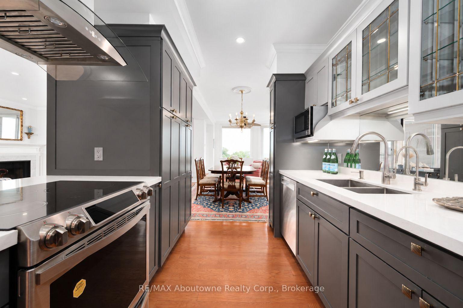 Photo 9 of Unit 1105, 100 Lakeshore Road E, Oakville, Old Oakville — HOMEH