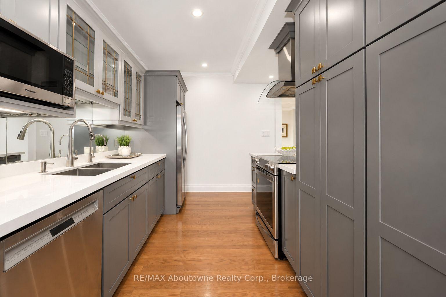 Photo 10 of Unit 1105, 100 Lakeshore Road E, Oakville, Old Oakville — HOMEH