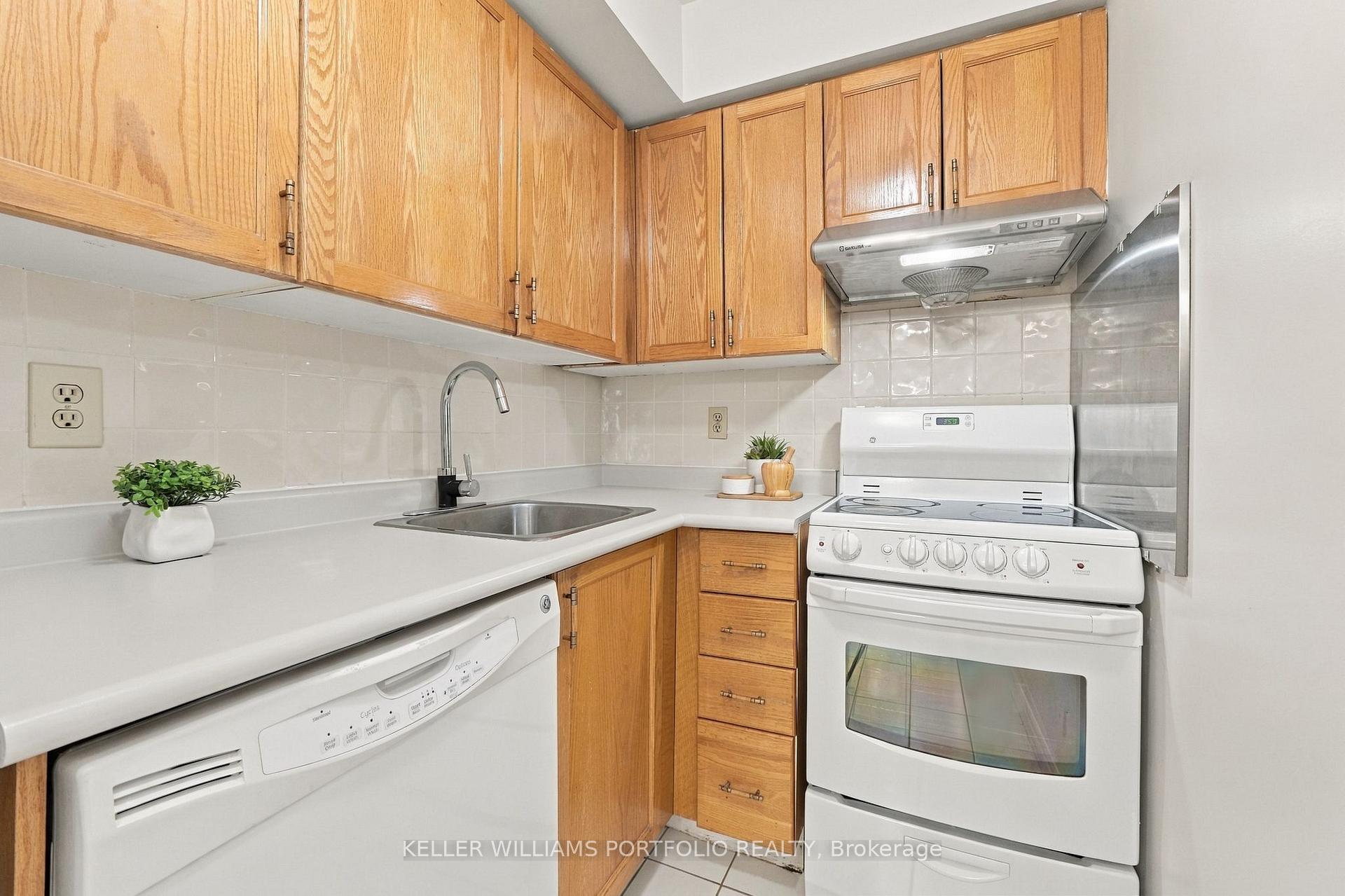 Photo 11 of Unit 2304, 55 Centre Avenue, Toronto, Bay Street Corridor — HOMEH