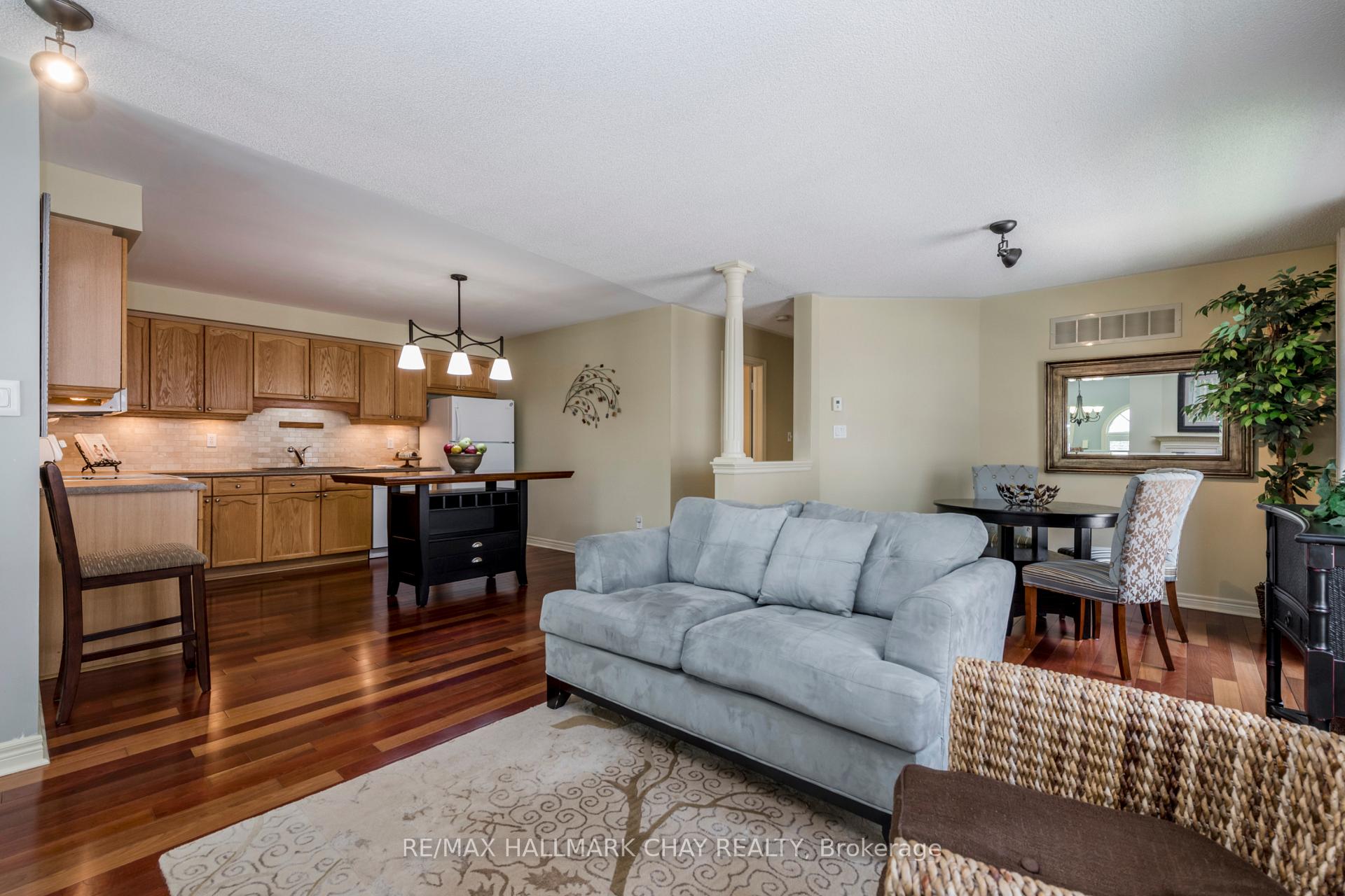 Photo 8 of 22 Peter Street, Barrie, Ardagh — HOMEH