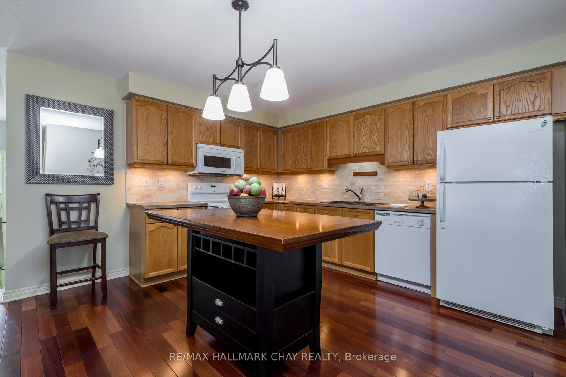 Photo 9 of 22 Peter Street, Barrie, Ardagh — HOMEH