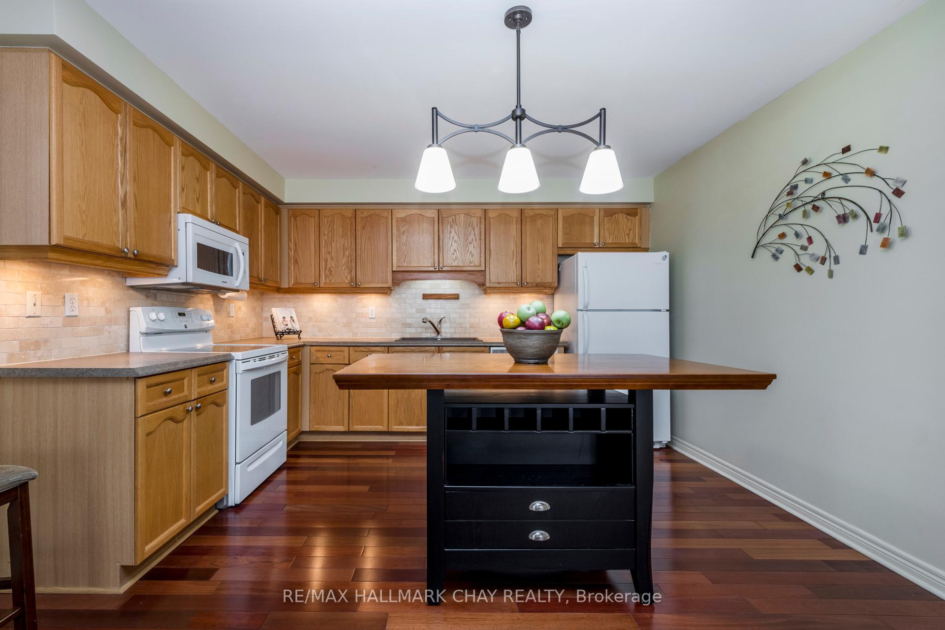 Photo 10 of 22 Peter Street, Barrie, Ardagh — HOMEH