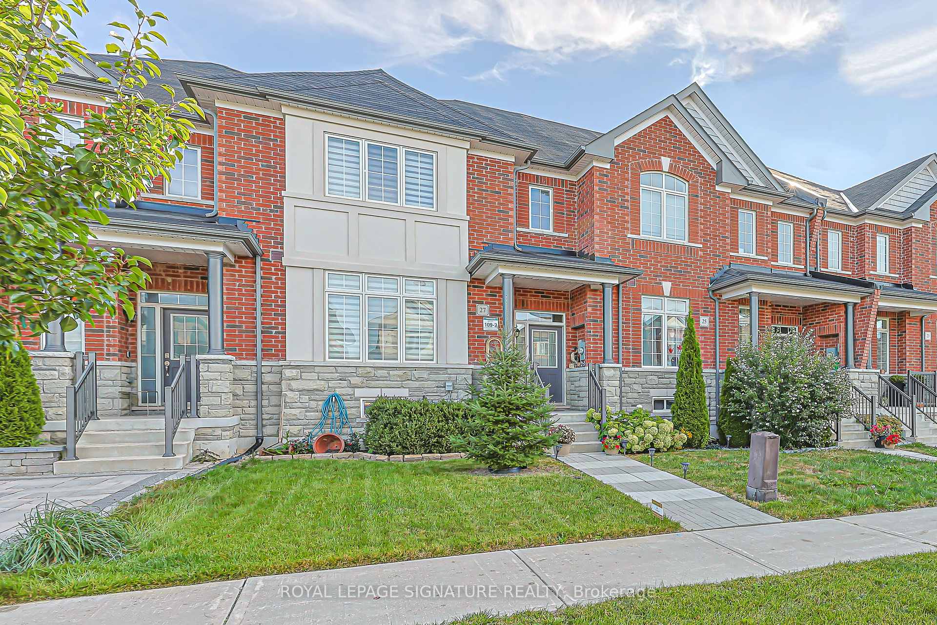 Photo 2 of 27 Beechborough Crescent, East Gwillimbury, Sharon — HOMEH