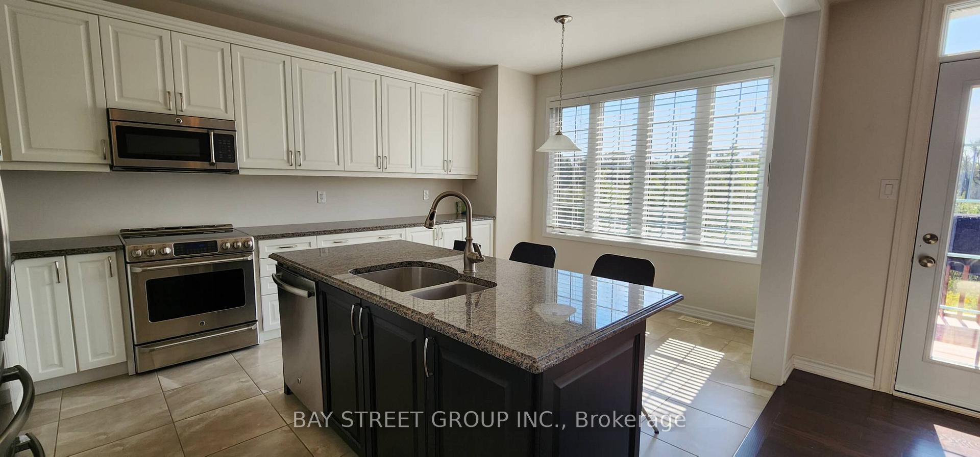 Photo 5 of 246 Degraaf Crescent, Aurora, Rural Aurora — HOMEH