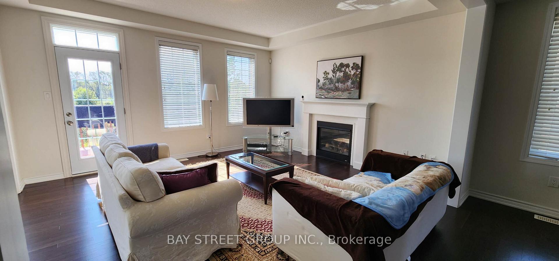 Photo 6 of 246 Degraaf Crescent, Aurora, Rural Aurora — HOMEH