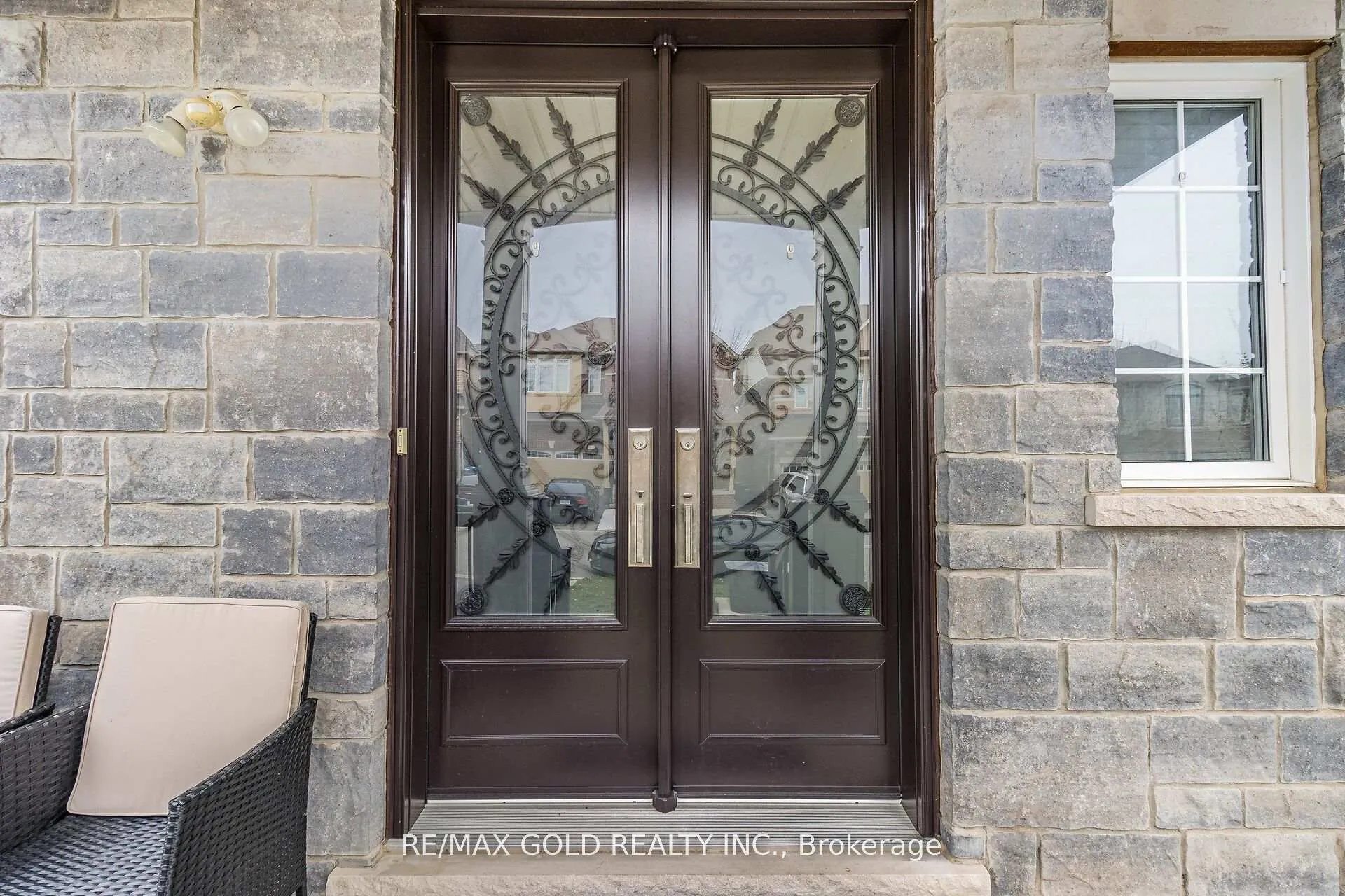 Photo 5 of 4 Mistletoe Place, Brampton, Credit Valley — HOMEH