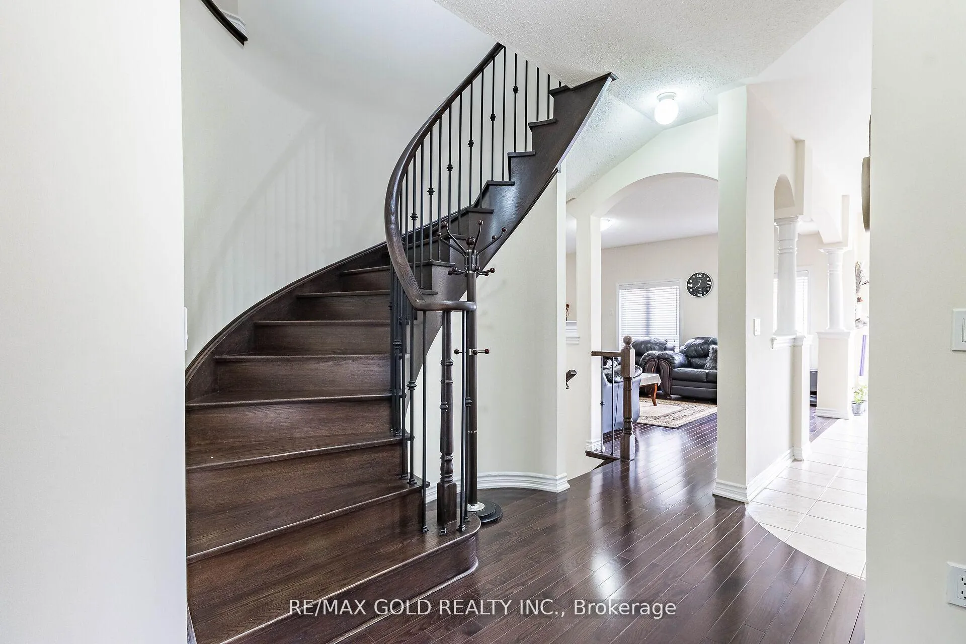 Photo 10 of 4 Mistletoe Place, Brampton, Credit Valley — HOMEH
