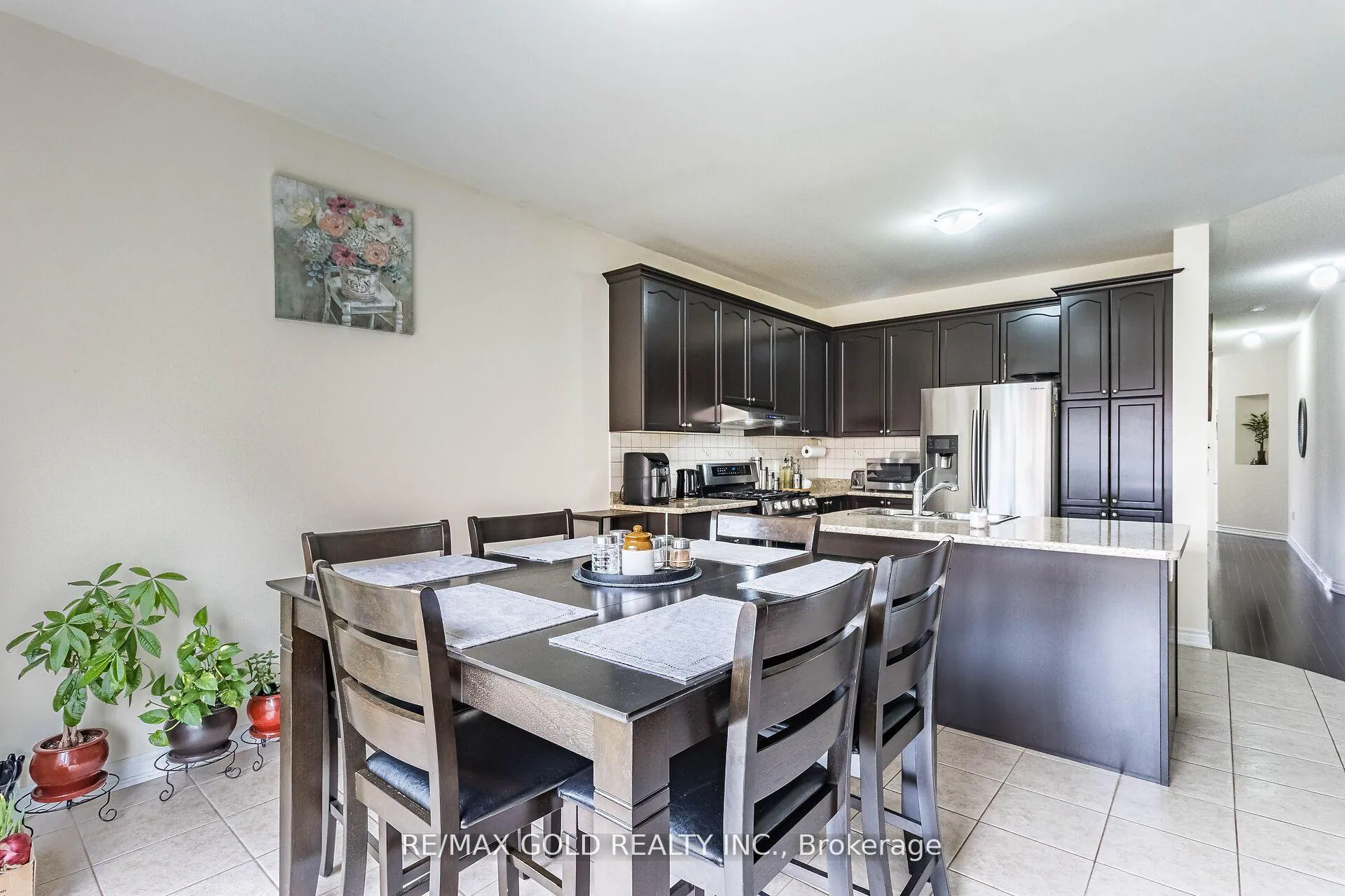 Photo 11 of 4 Mistletoe Place, Brampton, Credit Valley — HOMEH