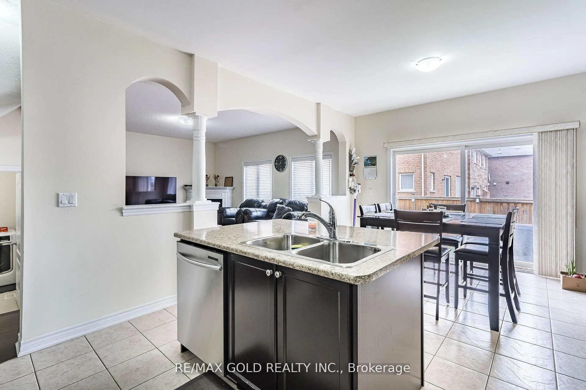 Photo 15 of 4 Mistletoe Place, Brampton, Credit Valley — HOMEH