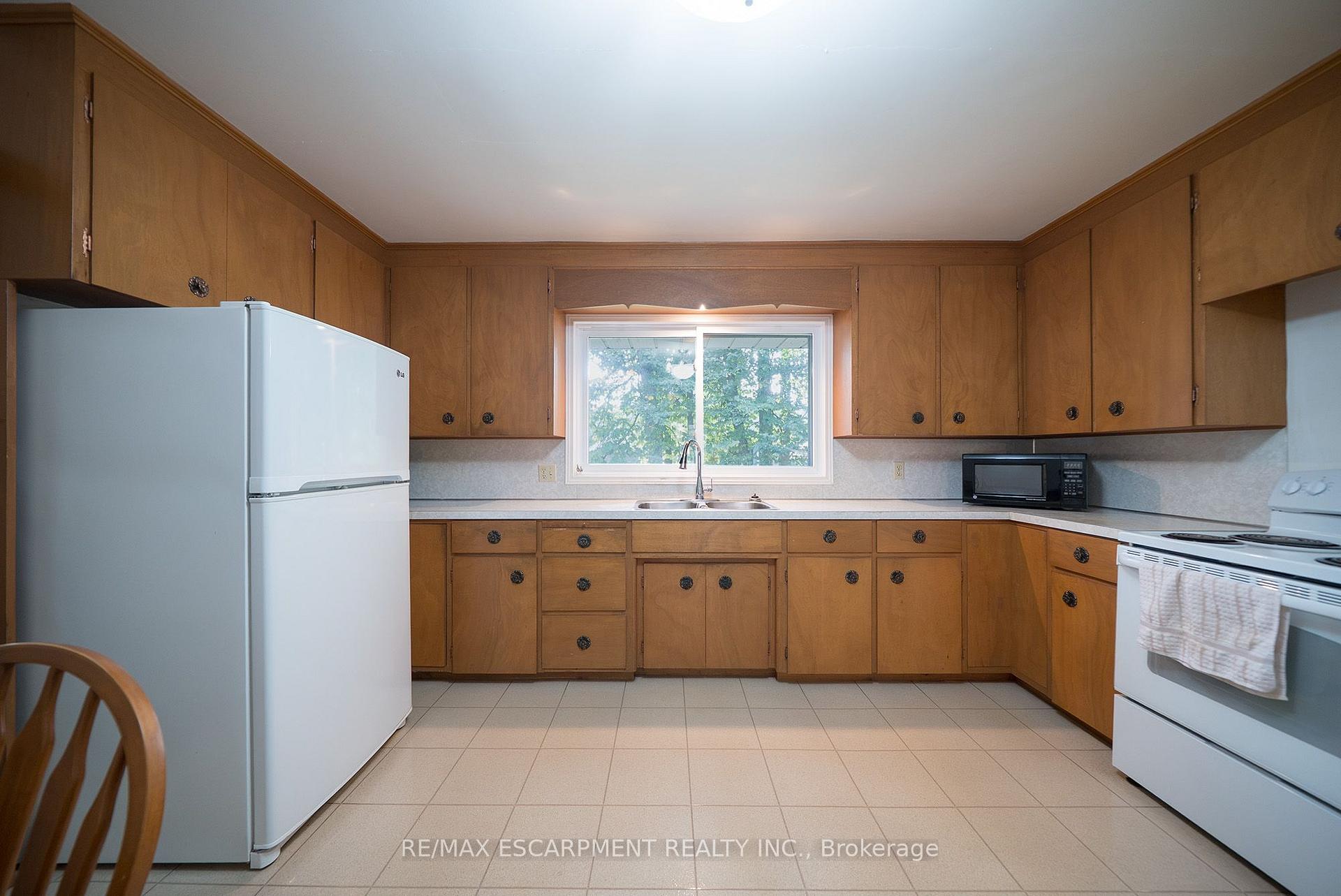 Photo 7 of 24 Japonica Crescent, Brantford, Henderson-Sky Acres — HOMEH