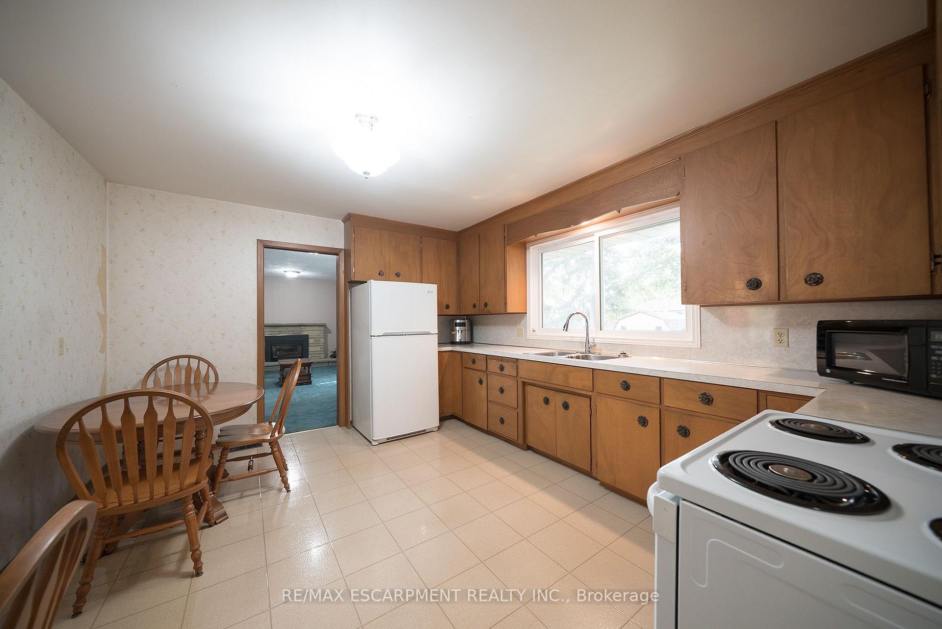 Photo 8 of 24 Japonica Crescent, Brantford, Henderson-Sky Acres — HOMEH