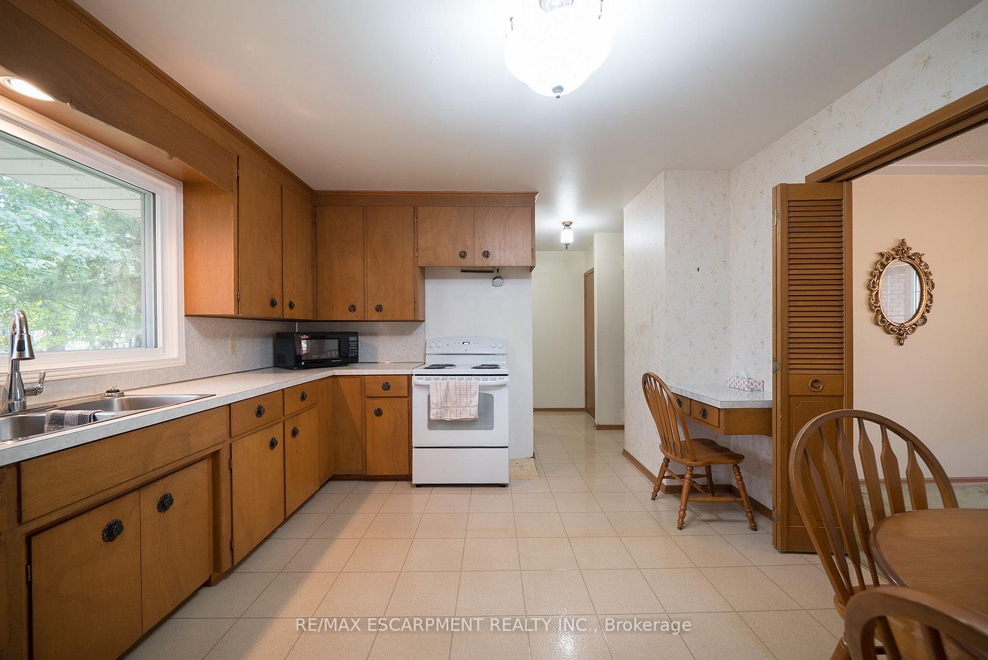 Photo 9 of 24 Japonica Crescent, Brantford, Henderson-Sky Acres — HOMEH