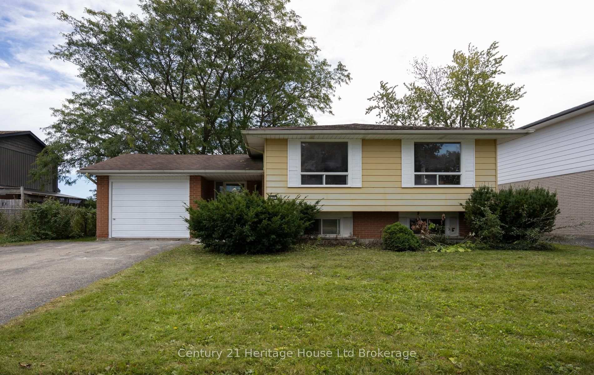 Photo 2 of 111 Briarhill Drive, Stratford — HOMEH