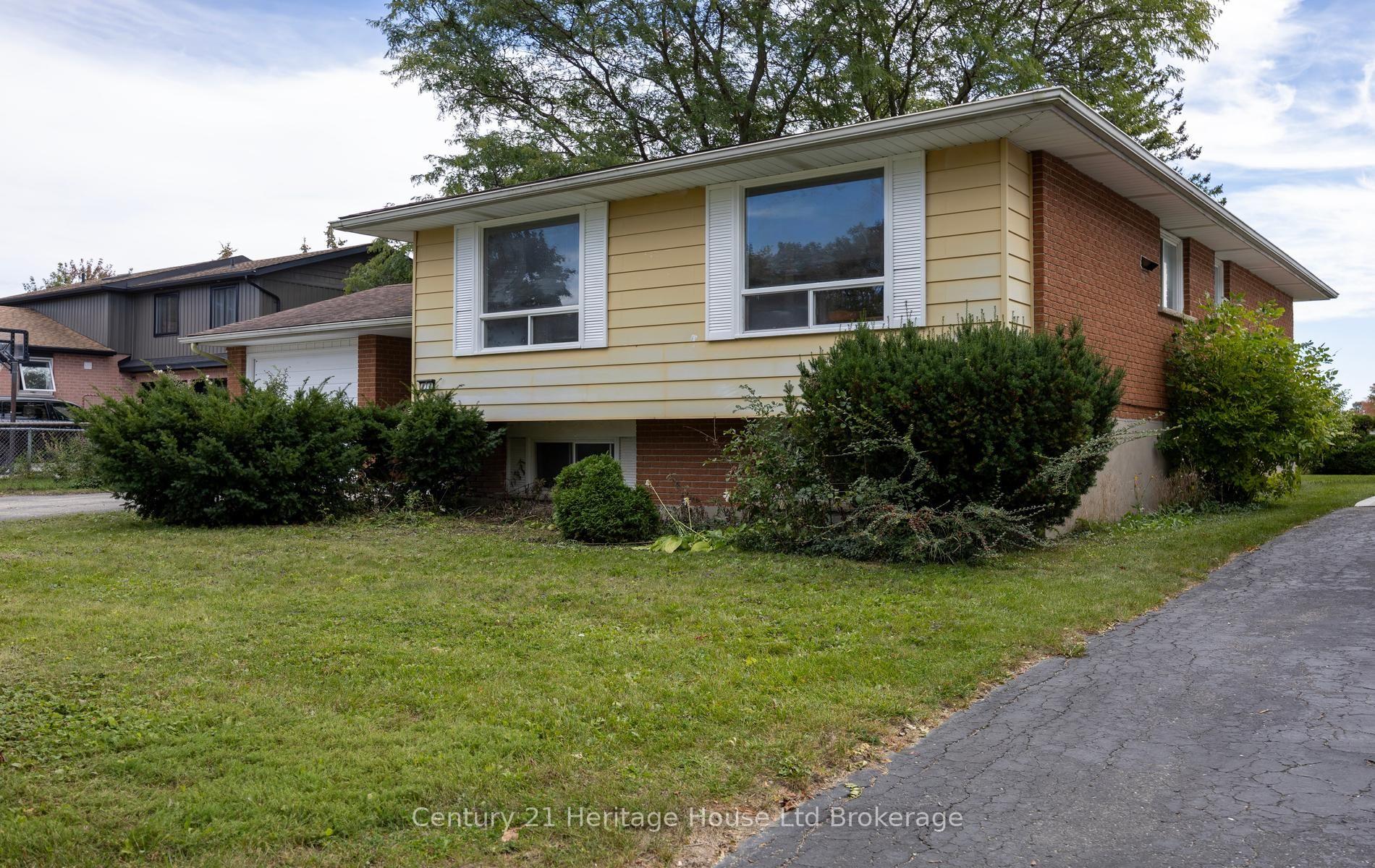 Photo 3 of 111 Briarhill Drive, Stratford — HOMEH