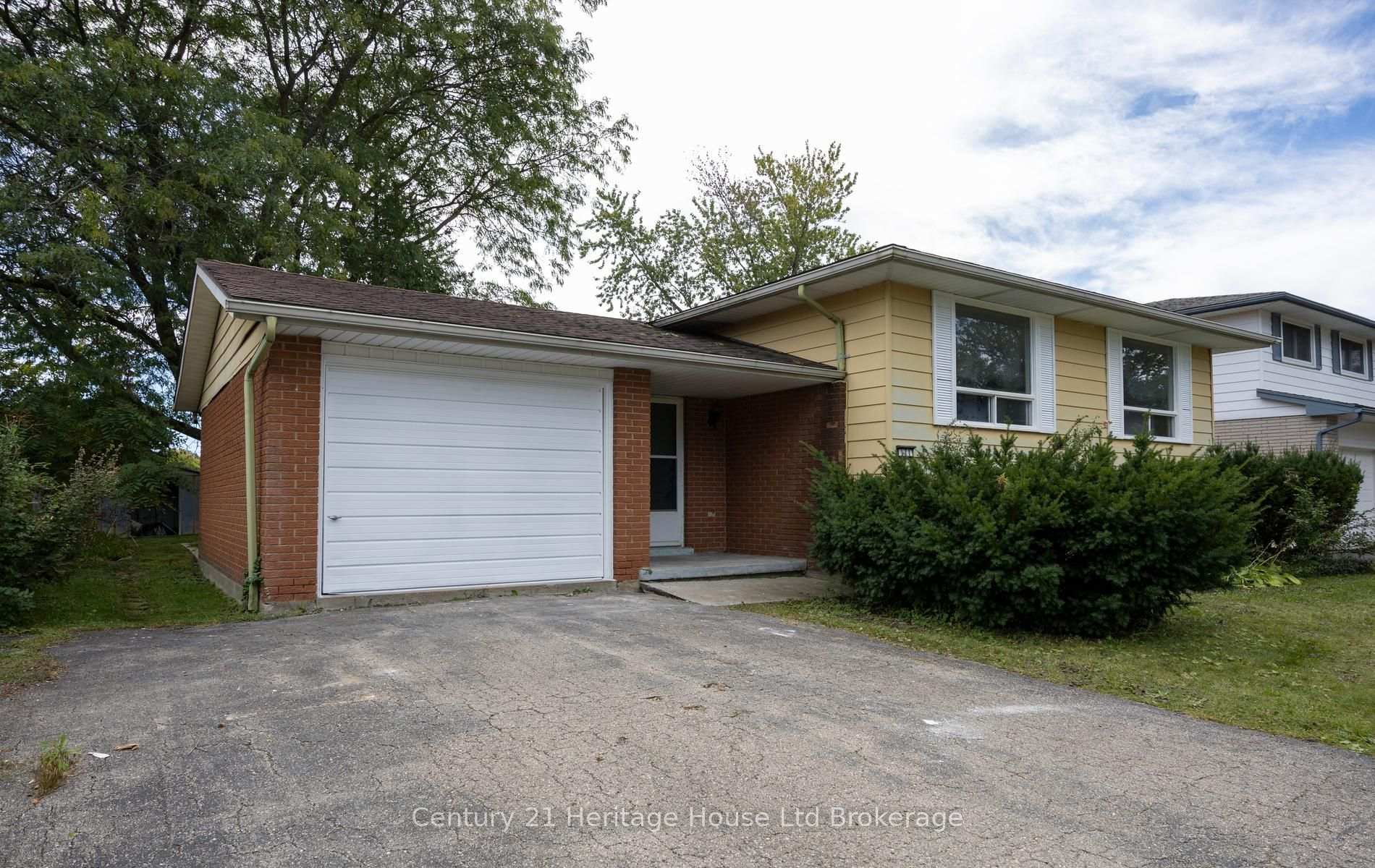Photo 4 of 111 Briarhill Drive, Stratford — HOMEH