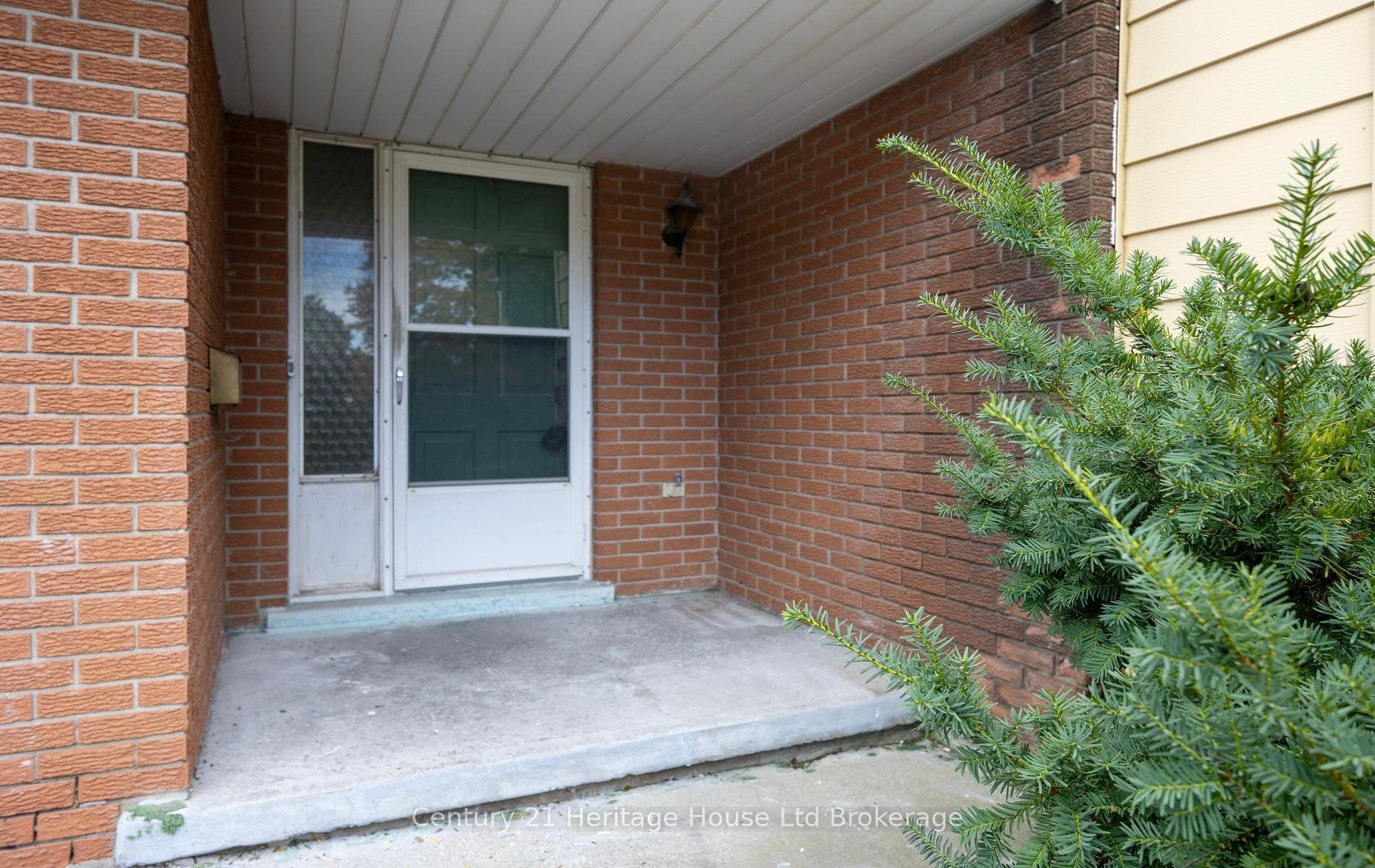 Photo 5 of 111 Briarhill Drive, Stratford — HOMEH