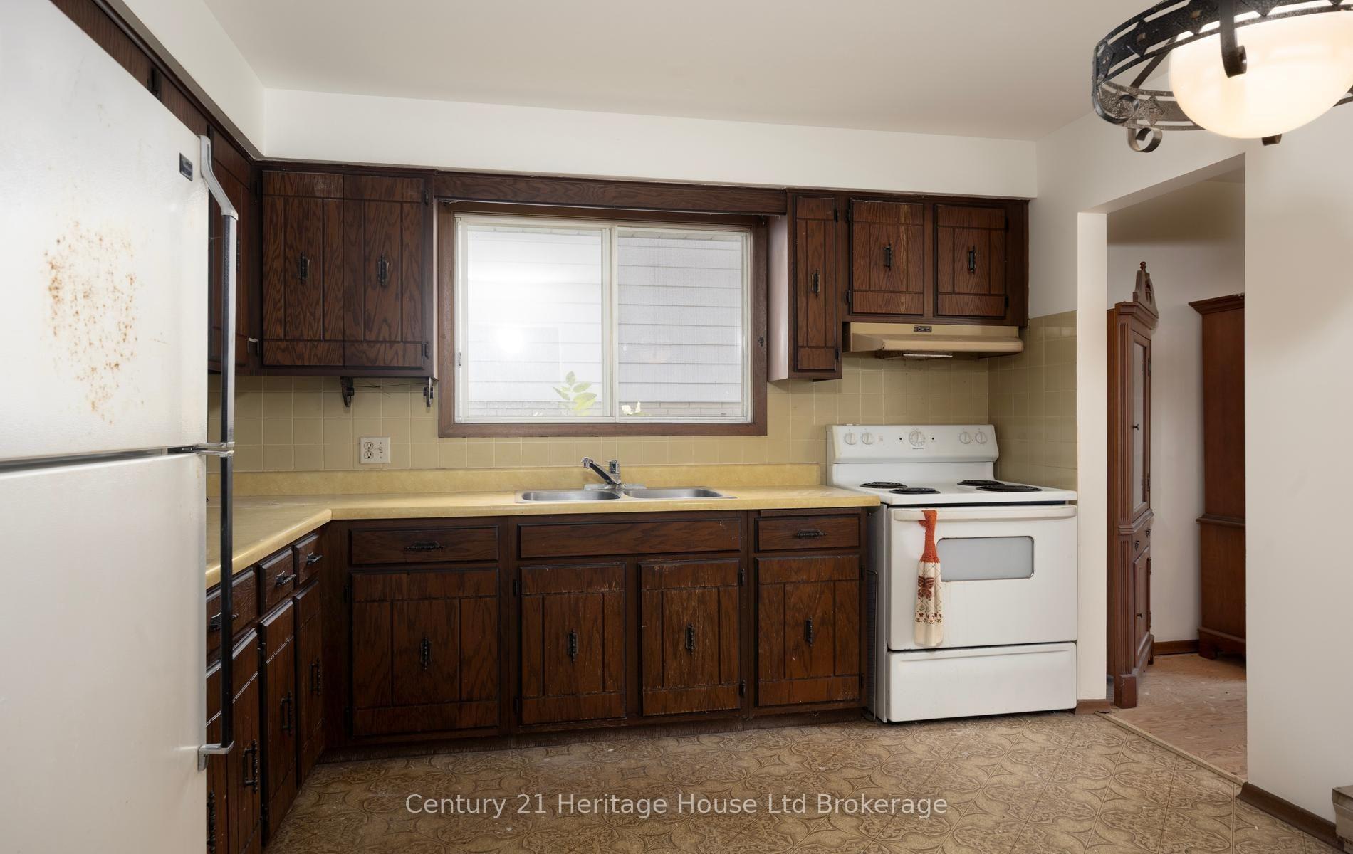 Photo 8 of 111 Briarhill Drive, Stratford — HOMEH