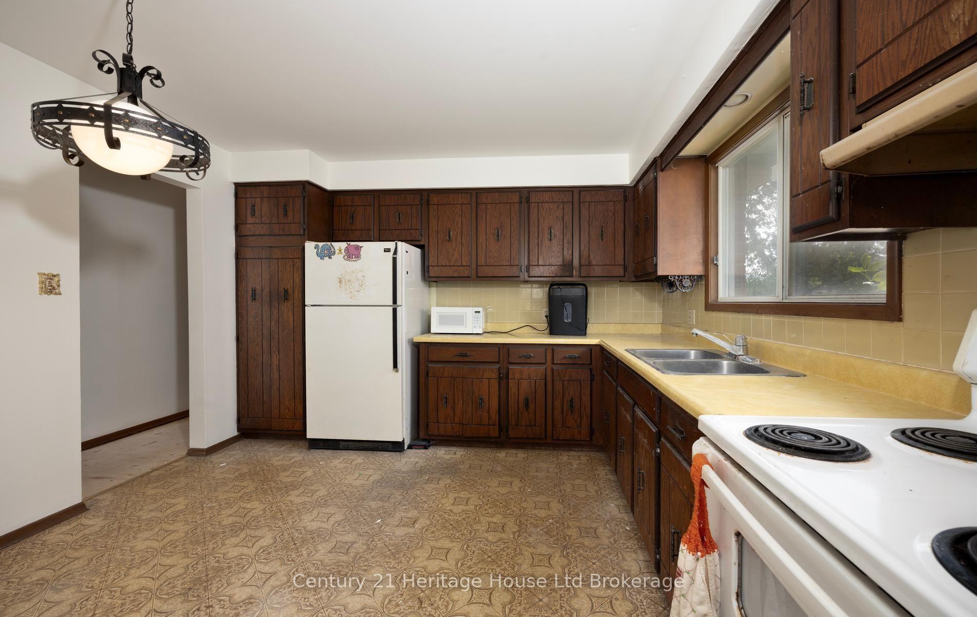 Photo 9 of 111 Briarhill Drive, Stratford — HOMEH