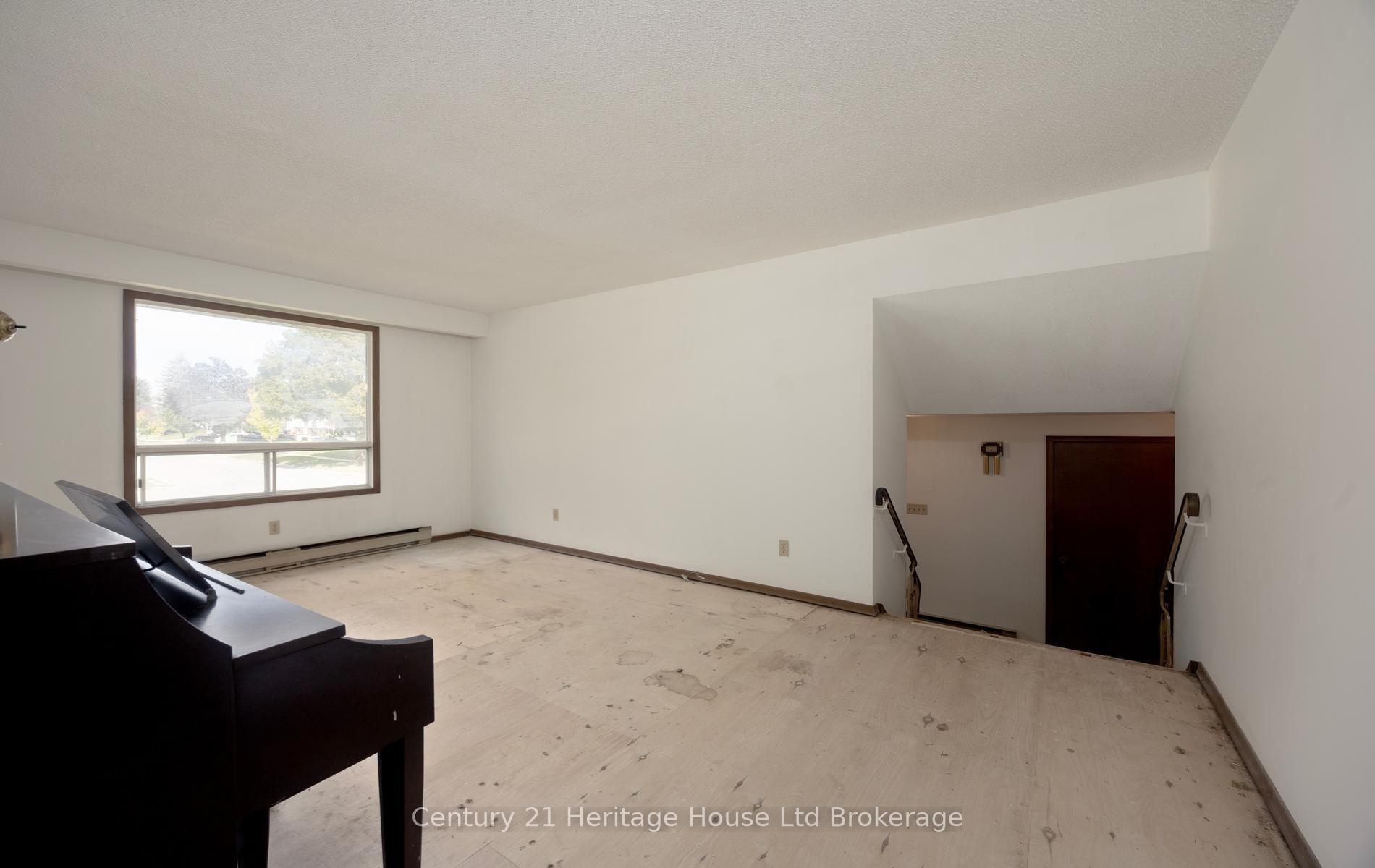 Photo 14 of 111 Briarhill Drive, Stratford — HOMEH