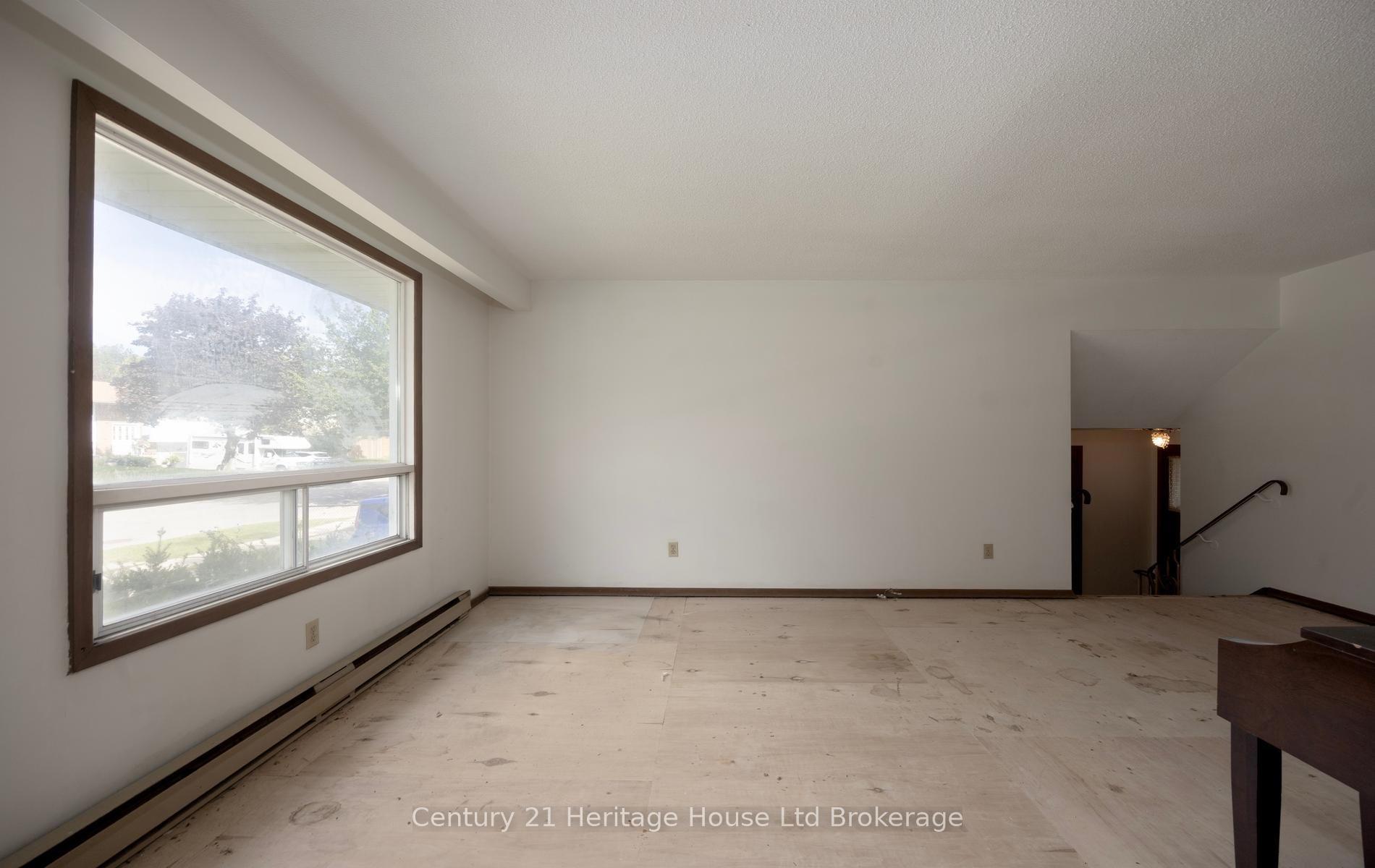Photo 15 of 111 Briarhill Drive, Stratford — HOMEH