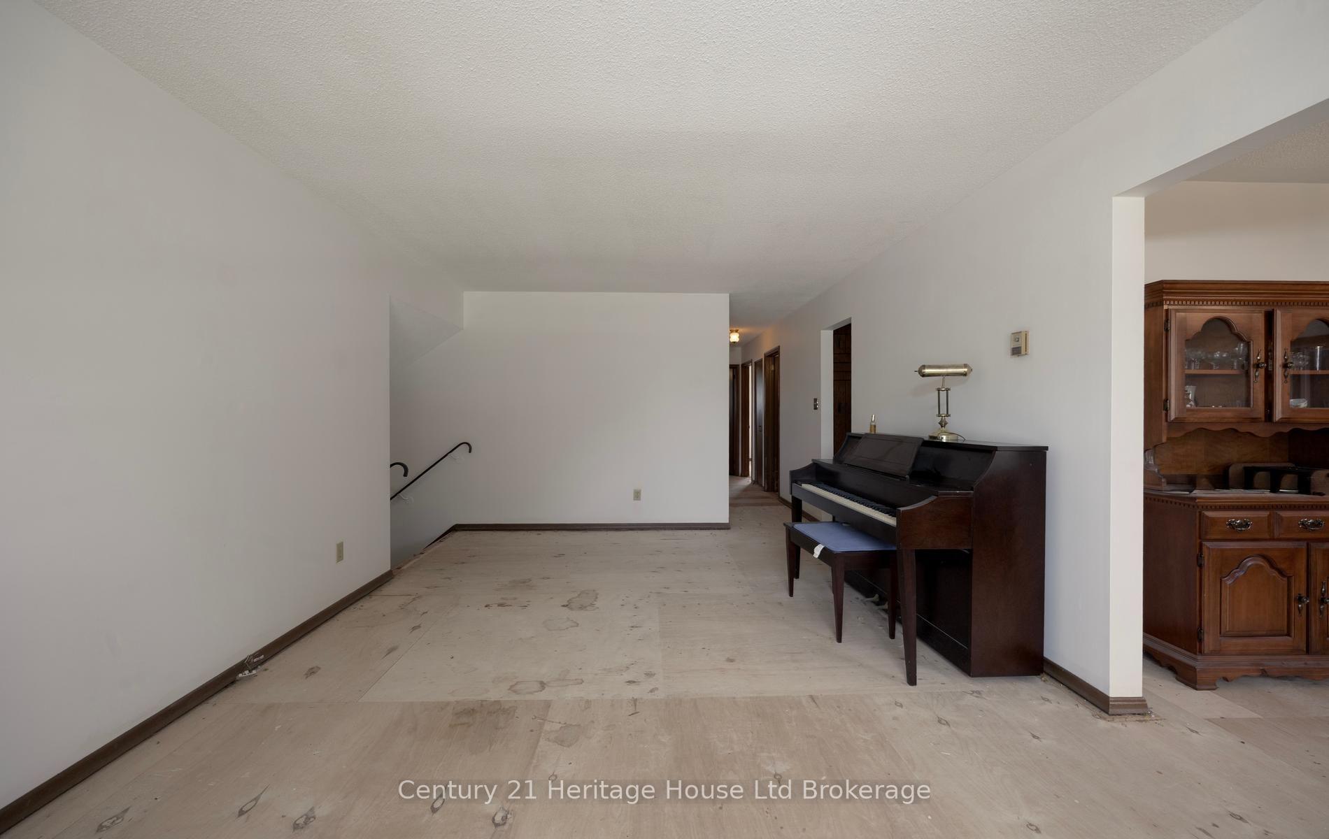 Photo 16 of 111 Briarhill Drive, Stratford — HOMEH