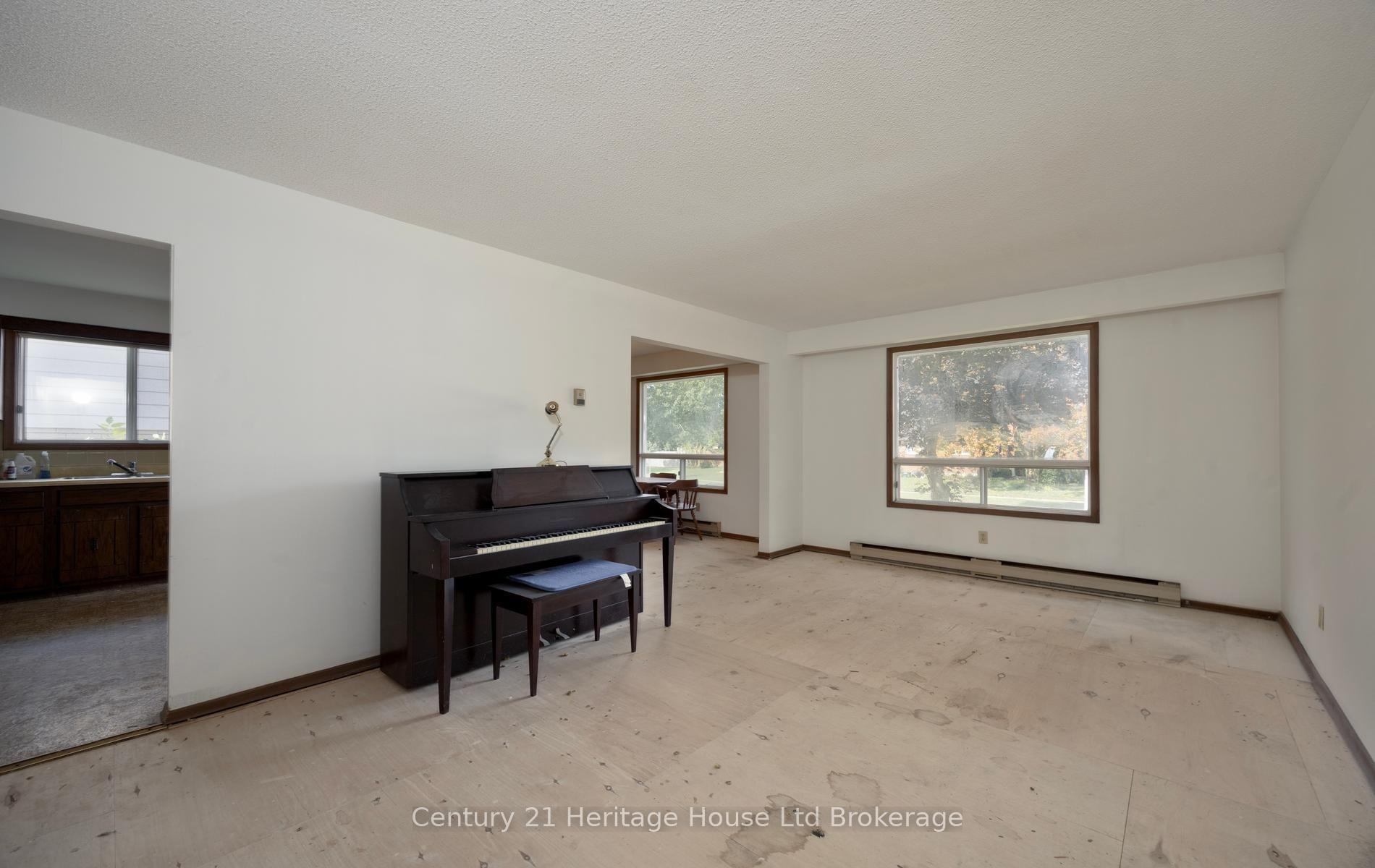 Photo 18 of 111 Briarhill Drive, Stratford — HOMEH