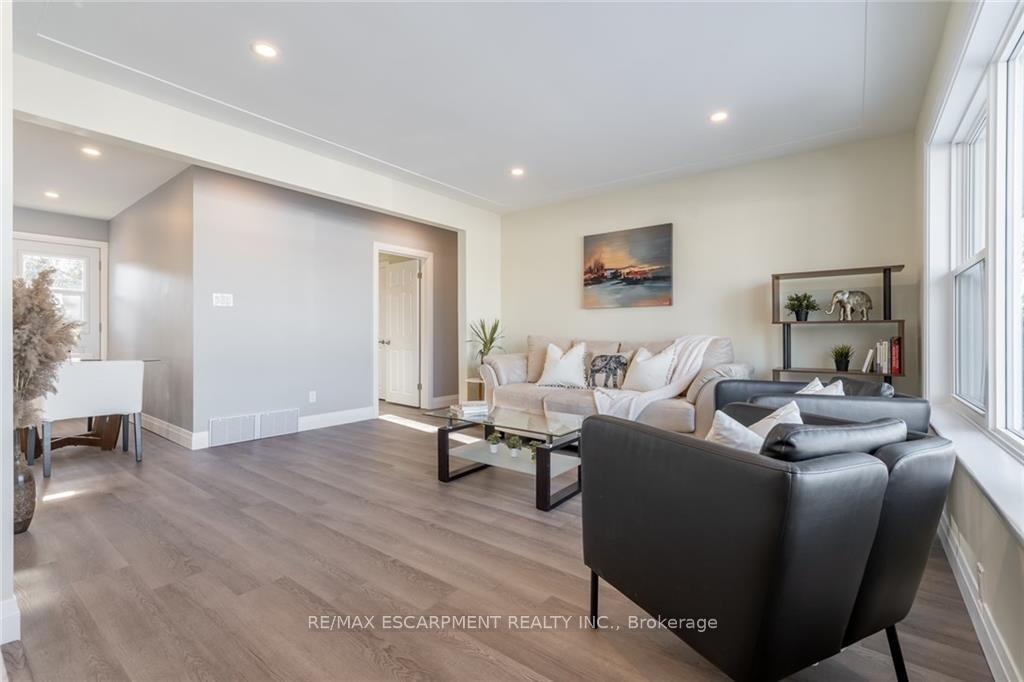 Photo 4 of 58 Sandalwood Avenue, Hamilton, Huntington — HOMEH