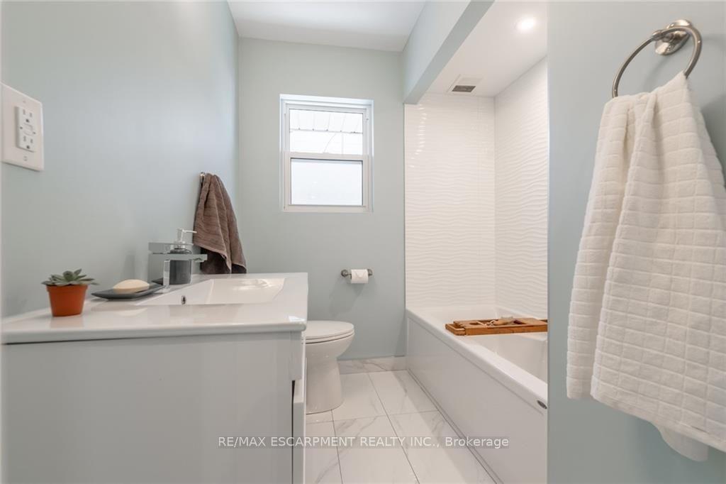 Photo 23 of 58 Sandalwood Avenue, Hamilton, Huntington — HOMEH