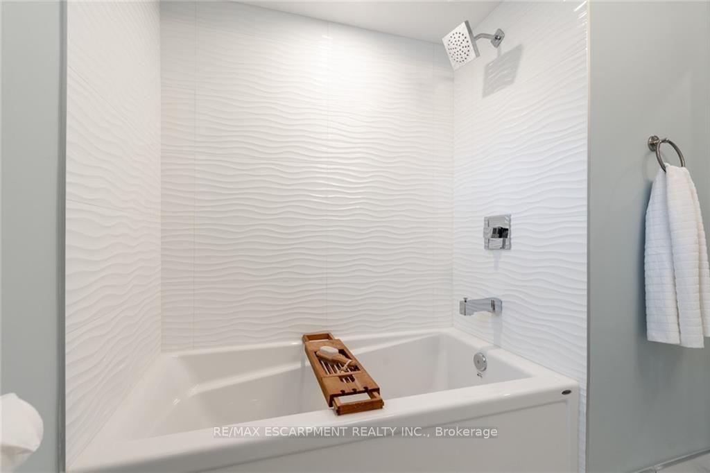 Photo 24 of 58 Sandalwood Avenue, Hamilton, Huntington — HOMEH