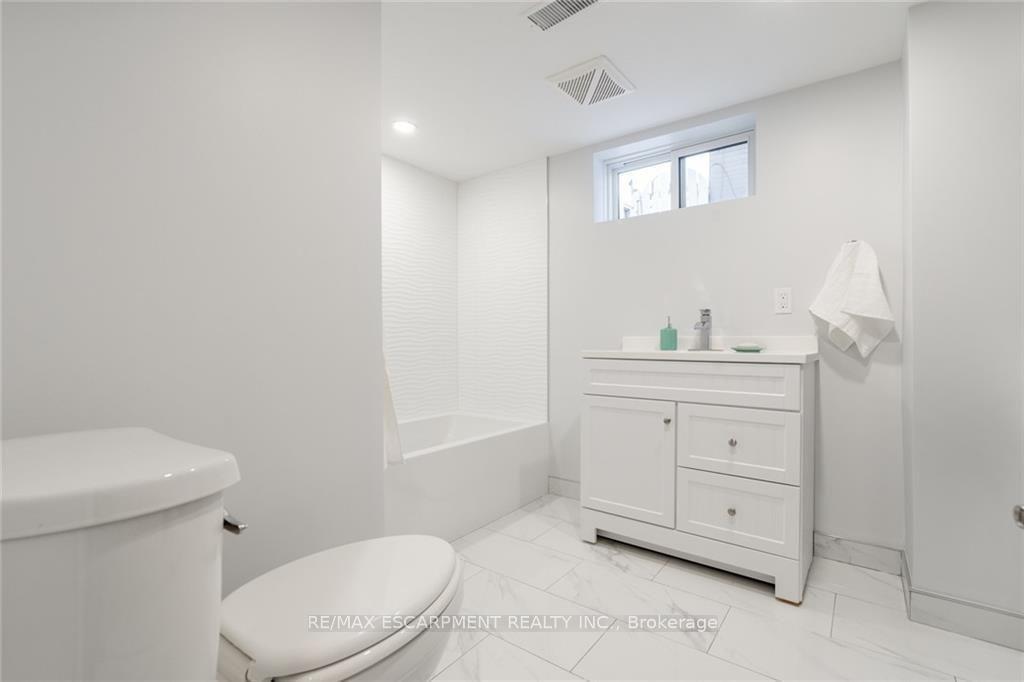 Photo 33 of 58 Sandalwood Avenue, Hamilton, Huntington — HOMEH