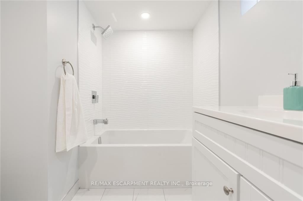Photo 34 of 58 Sandalwood Avenue, Hamilton, Huntington — HOMEH
