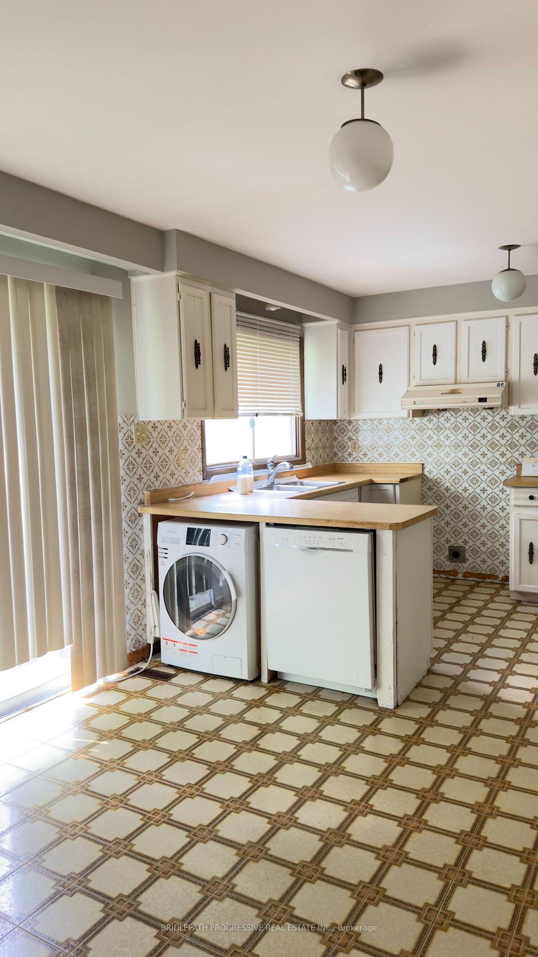 Photo 4 of 589 Sheppard Avenue E, North York, Bayview Village — HOMEH
