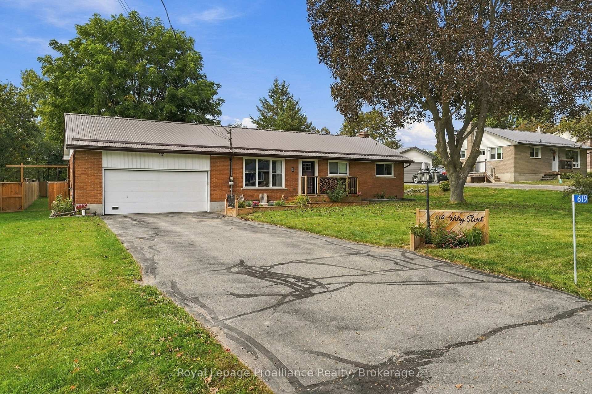 Photo 3 of 619 Ashley Street, Belleville, Belleville Ward — HOMEH