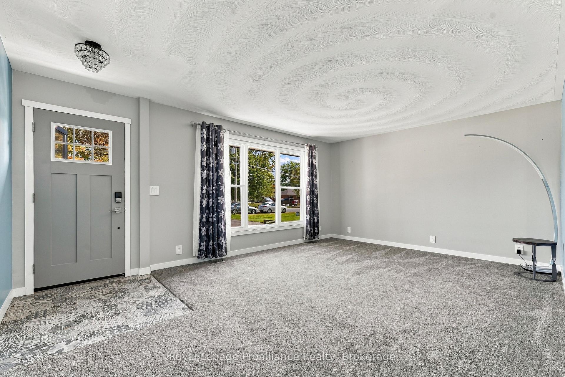 Photo 8 of 619 Ashley Street, Belleville, Belleville Ward — HOMEH