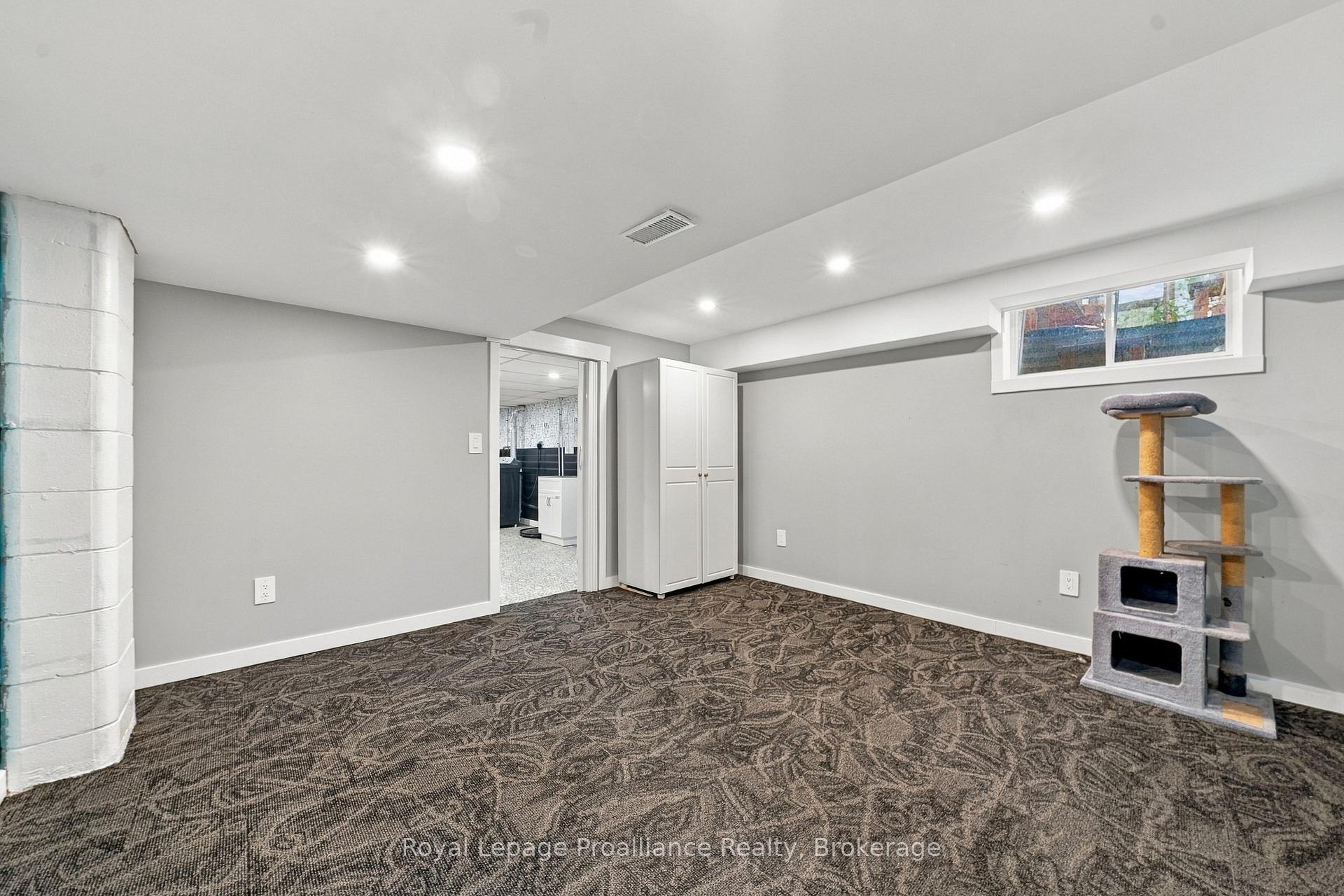 Photo 23 of 619 Ashley Street, Belleville, Belleville Ward — HOMEH