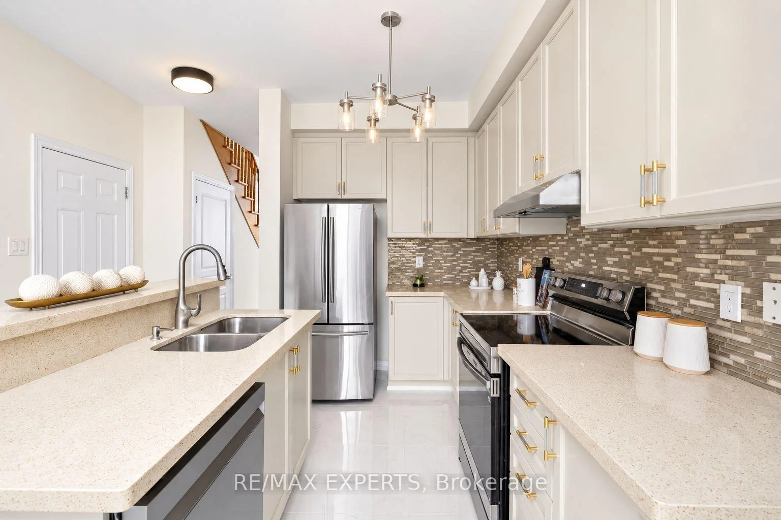 Photo 12 of 40 Pitney Avenue, Richmond Hill, Jefferson — HOMEH