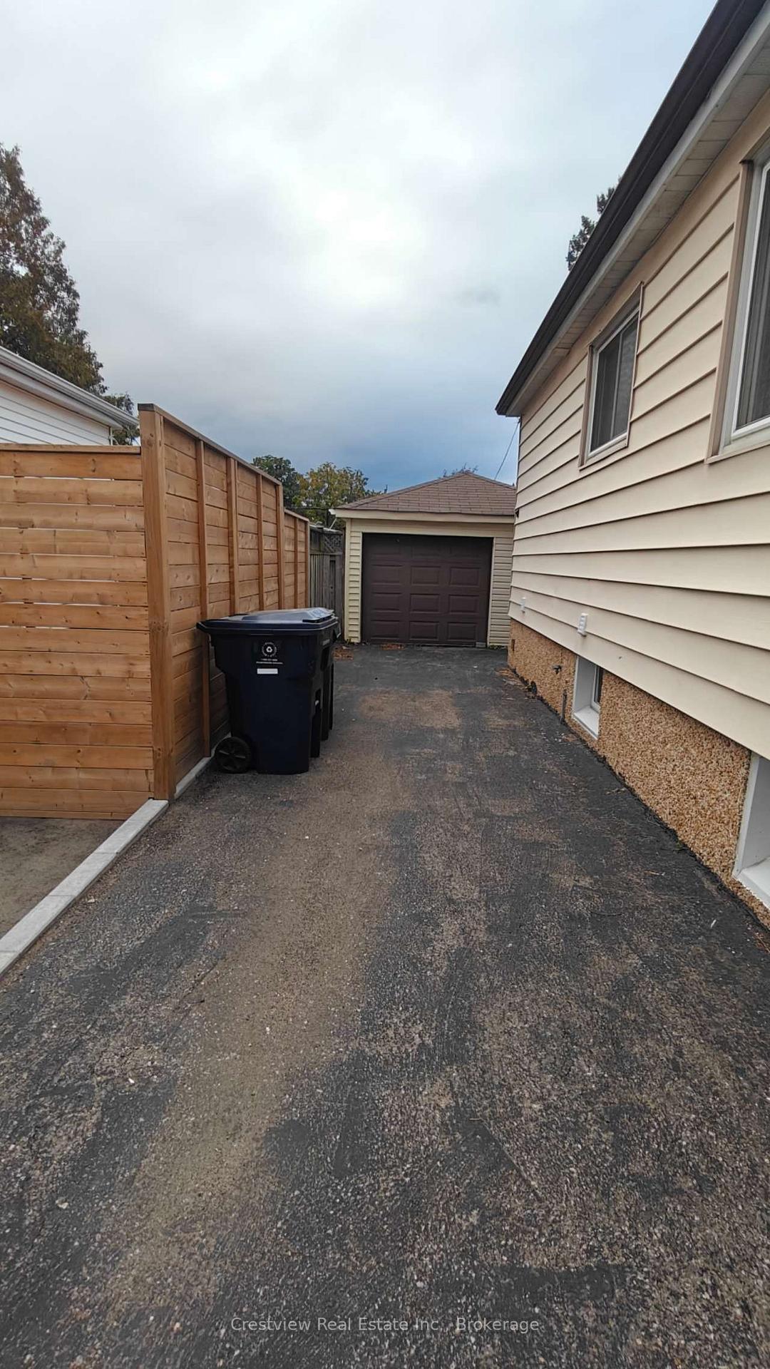 Photo 13 of 10 Clapperton Avenue, Scarborough, Clairlea-Birchmount — HOMEH