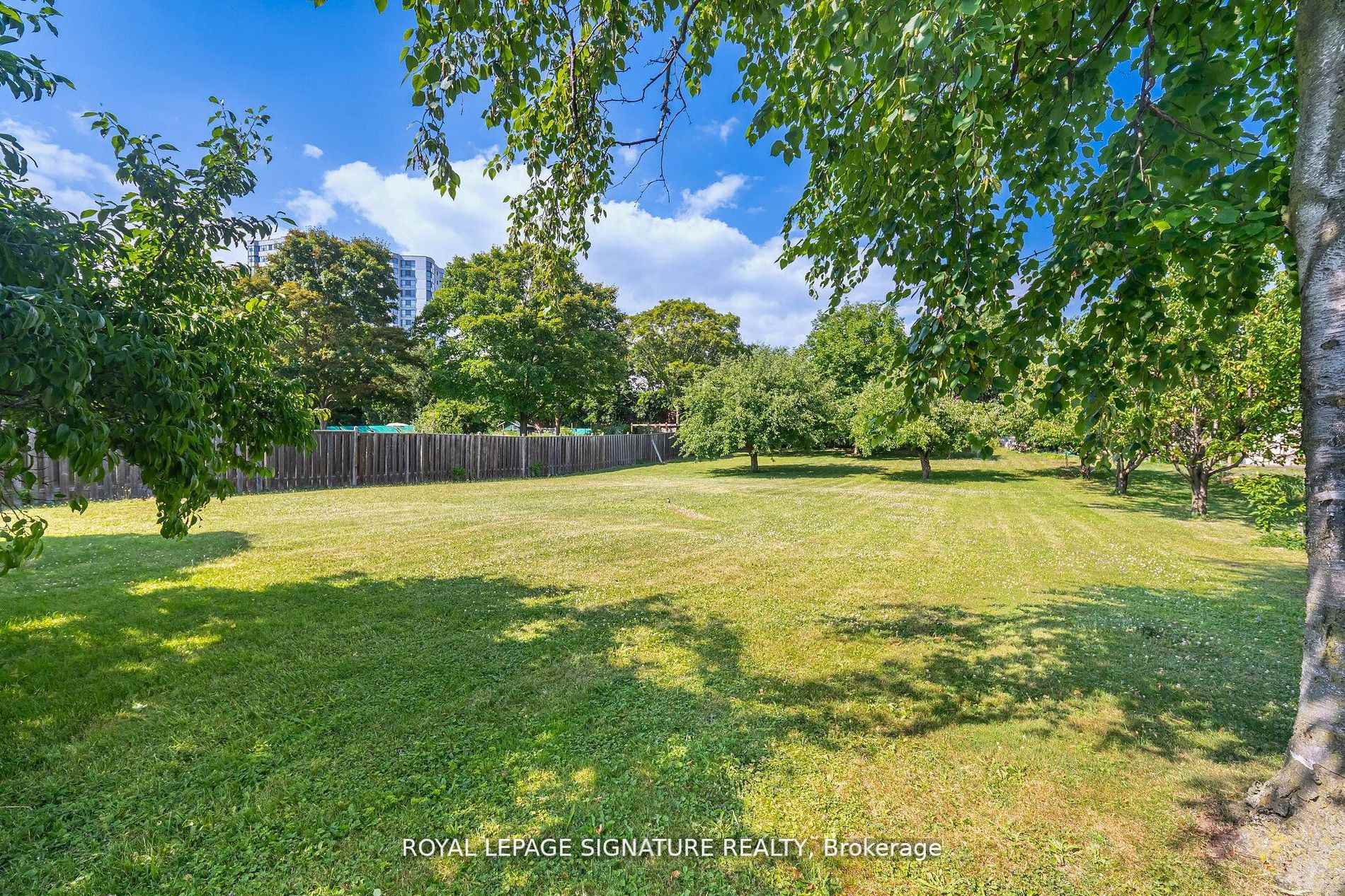 Photo 3 of 4097 Hickory Drive, Mississauga, Rathwood — HOMEH