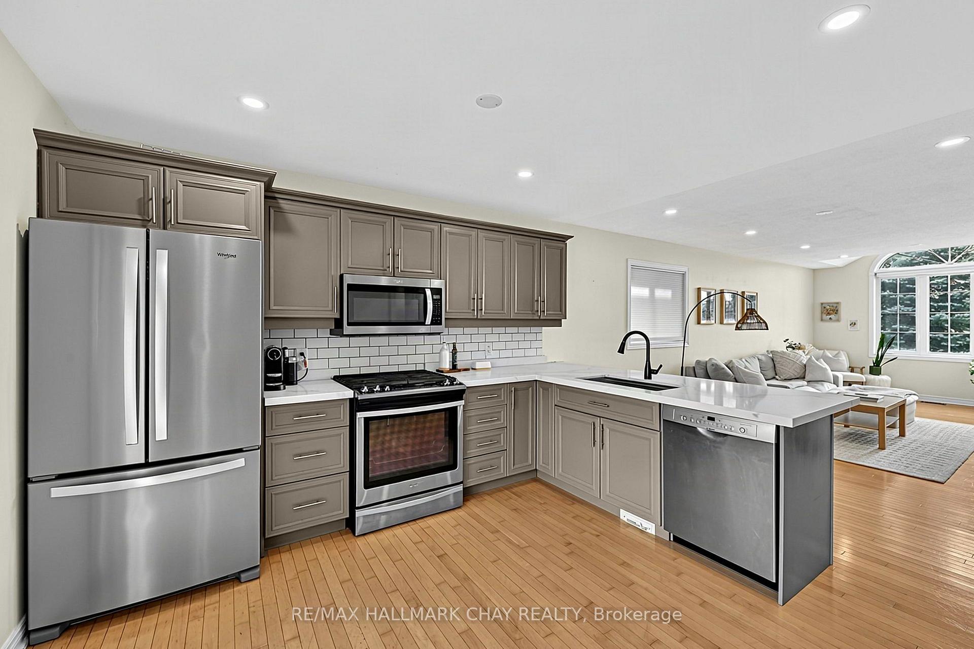Photo 10 of 8 Graham Street, Springwater, Elmvale — HOMEH