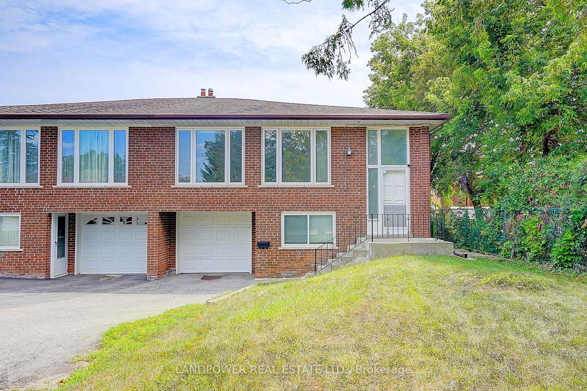 Front of 5 Foxhound Court