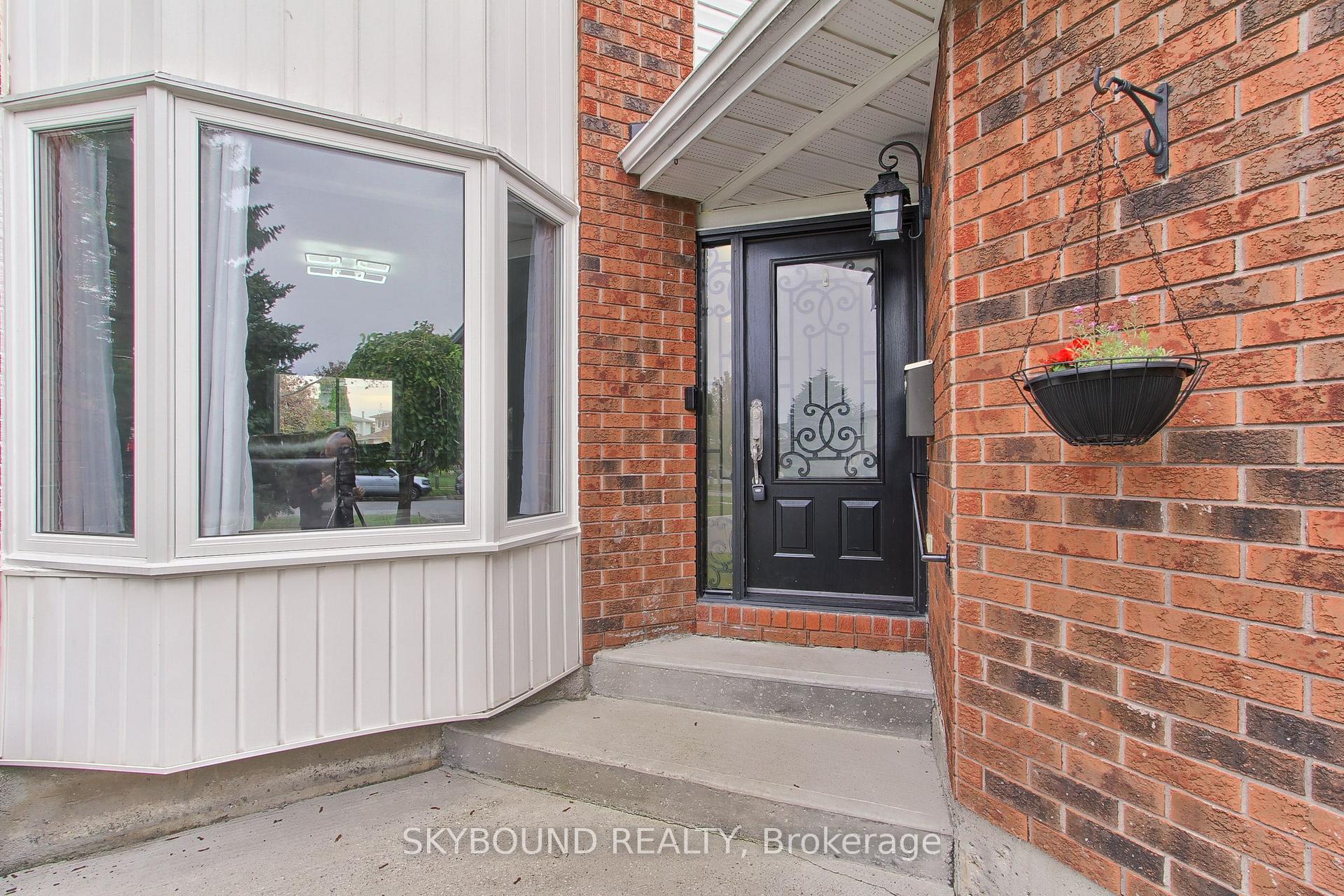 Photo 4 of 313 Hickling Trail, Barrie, Grove East — HOMEH