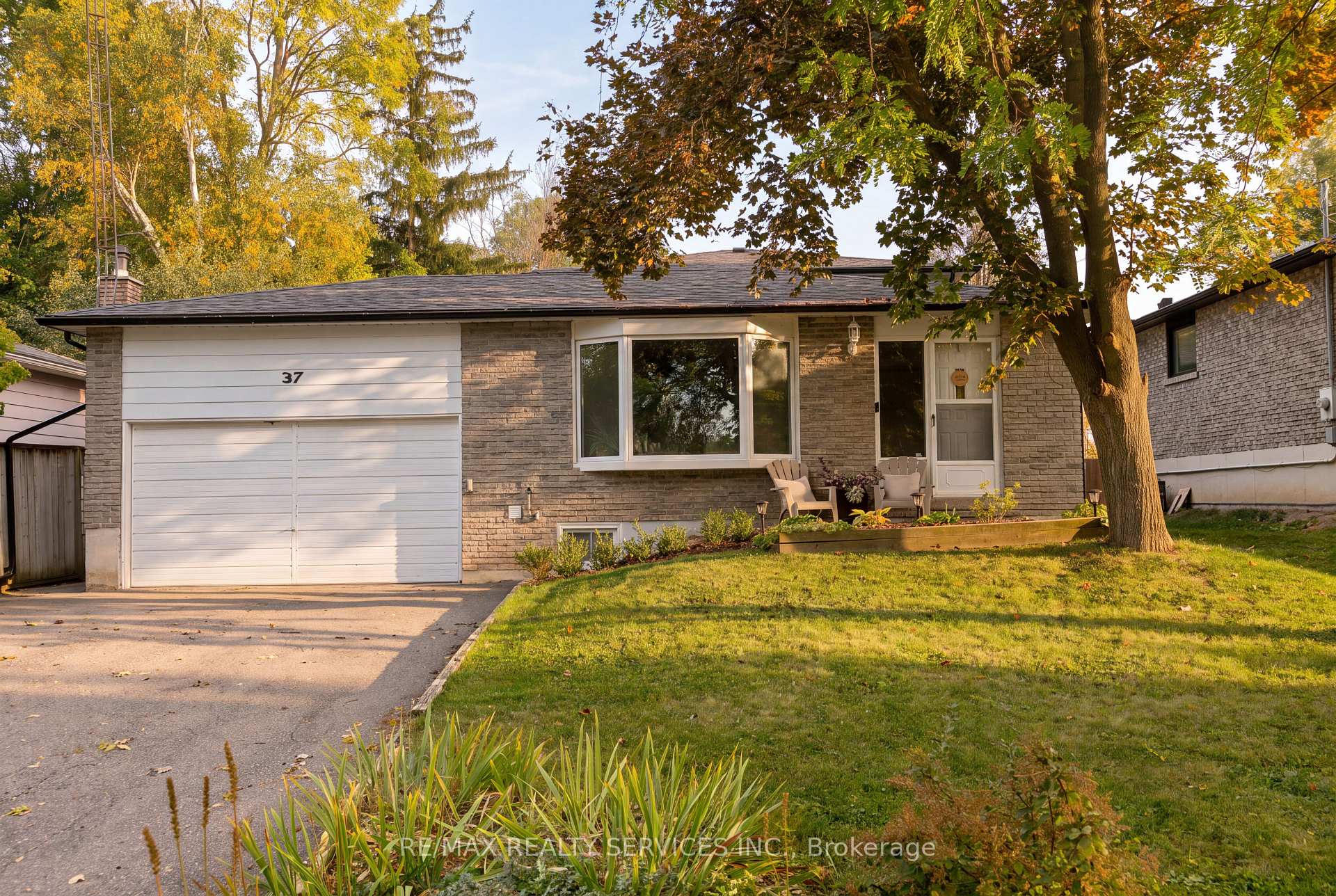 Photo 3 of 37 Maple Avenue W, New Tecumseth, Beeton — HOMEH