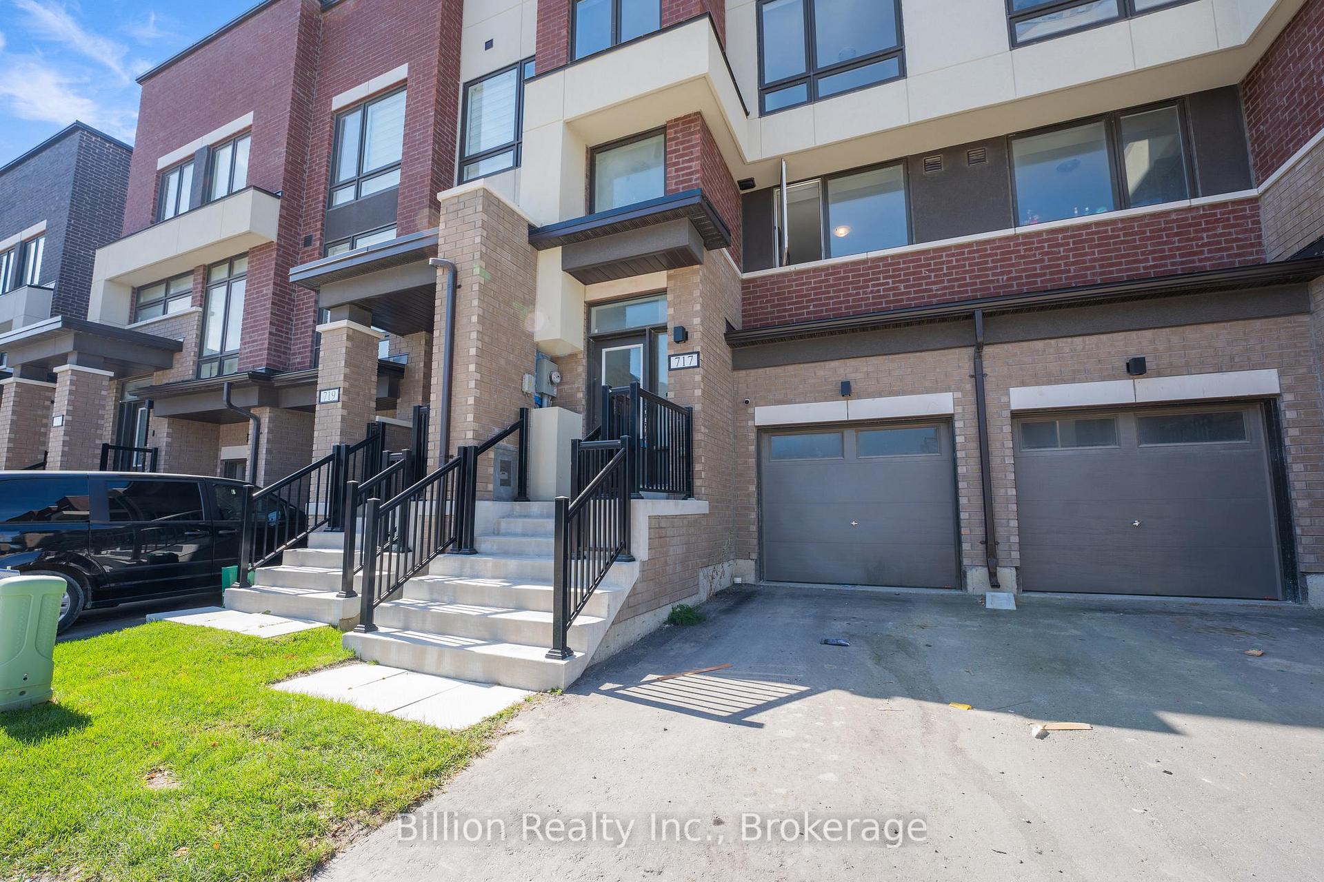 Photo 2 of 717 Heathrow Path, Oshawa, Samac — HOMEH