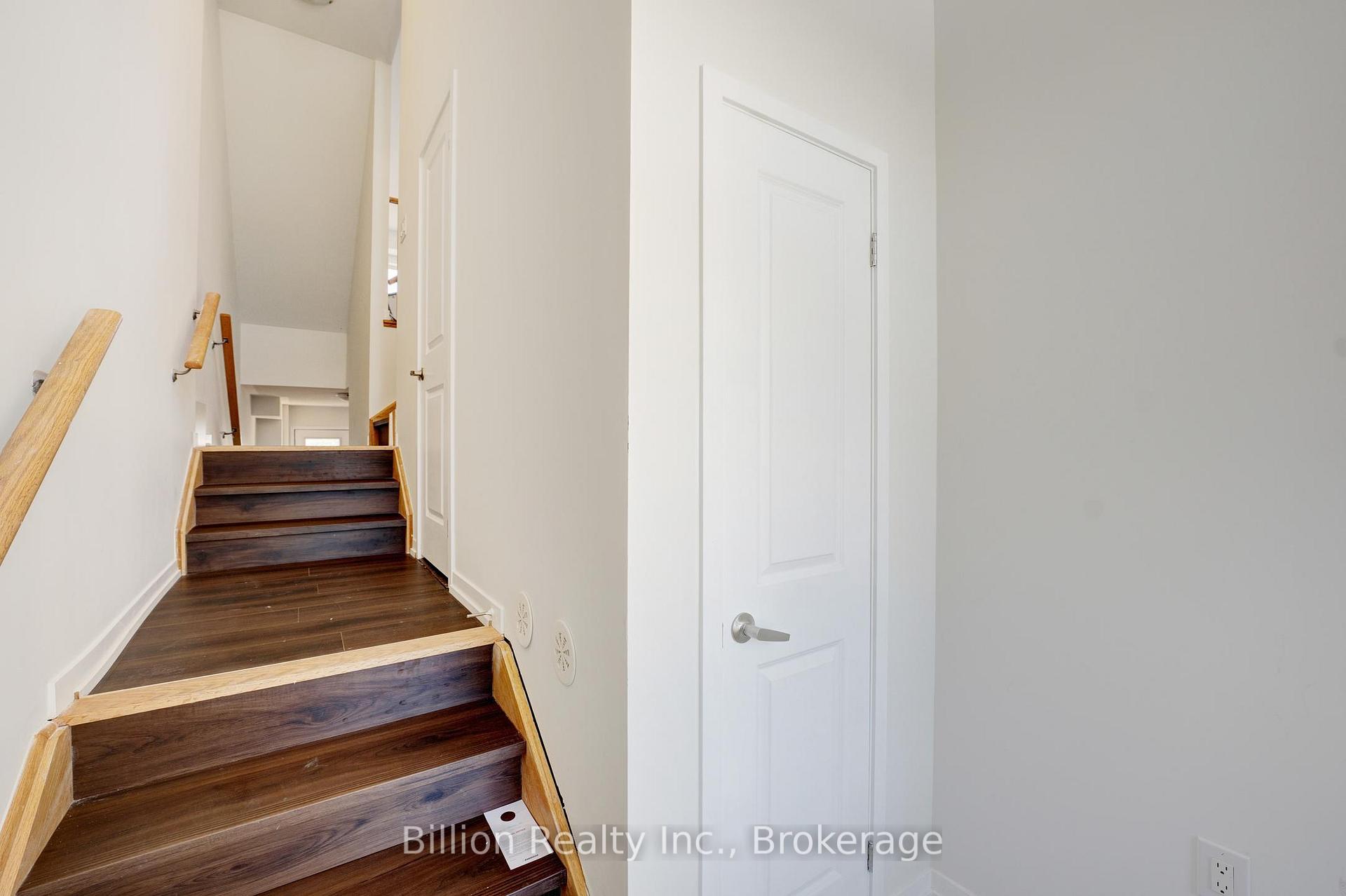 Photo 5 of 717 Heathrow Path, Oshawa, Samac — HOMEH