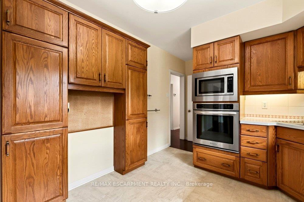 Photo 10 of 970 Danforth Avenue, Burlington, Bayview — HOMEH