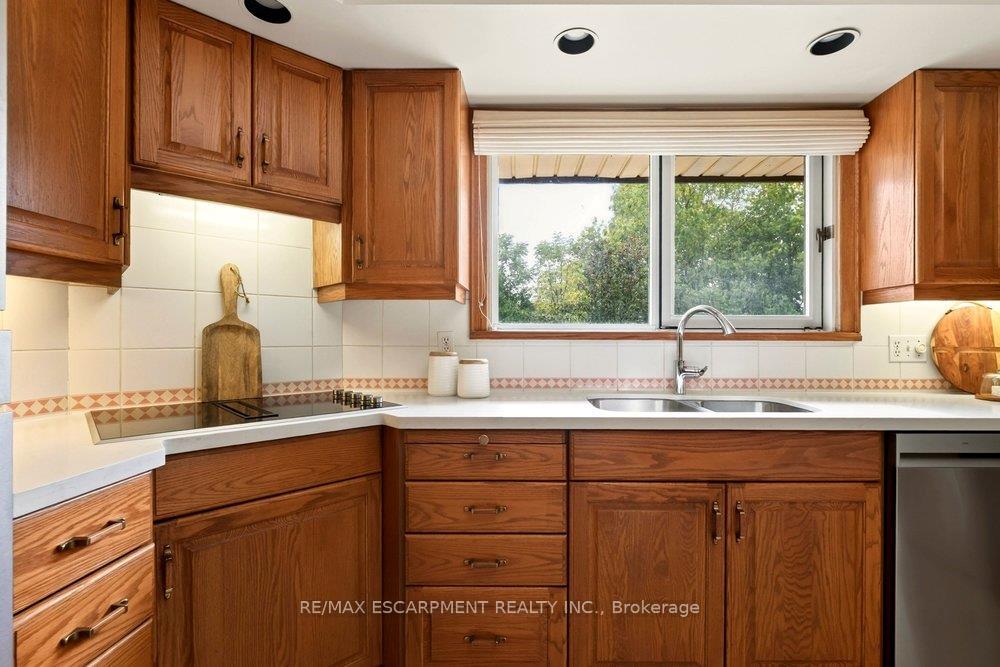 Photo 12 of 970 Danforth Avenue, Burlington, Bayview — HOMEH