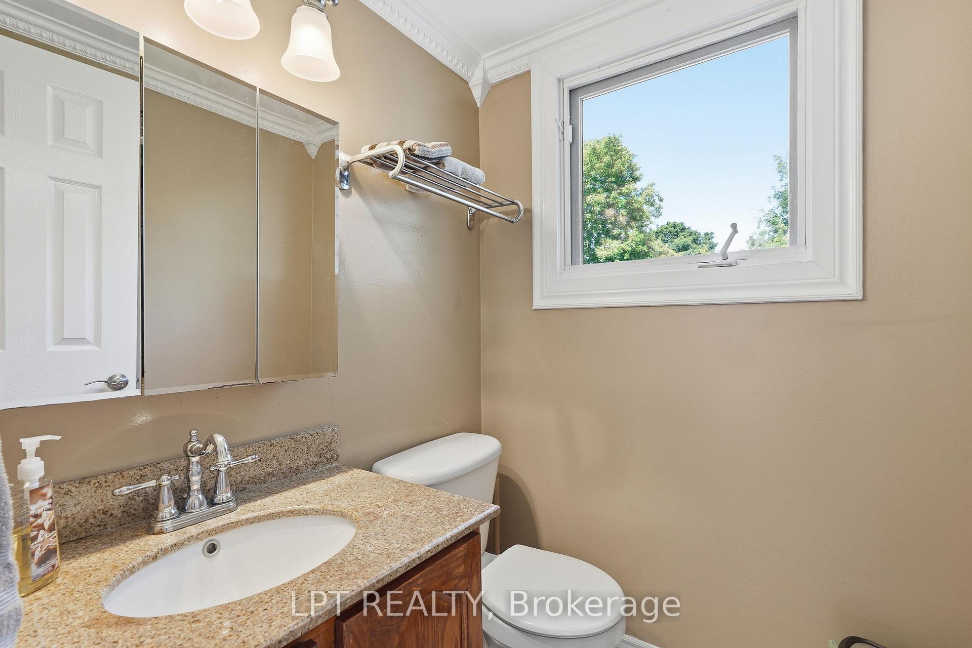 Photo 11 of 18 Louise Crescent, Russell, Embrun — HOMEH